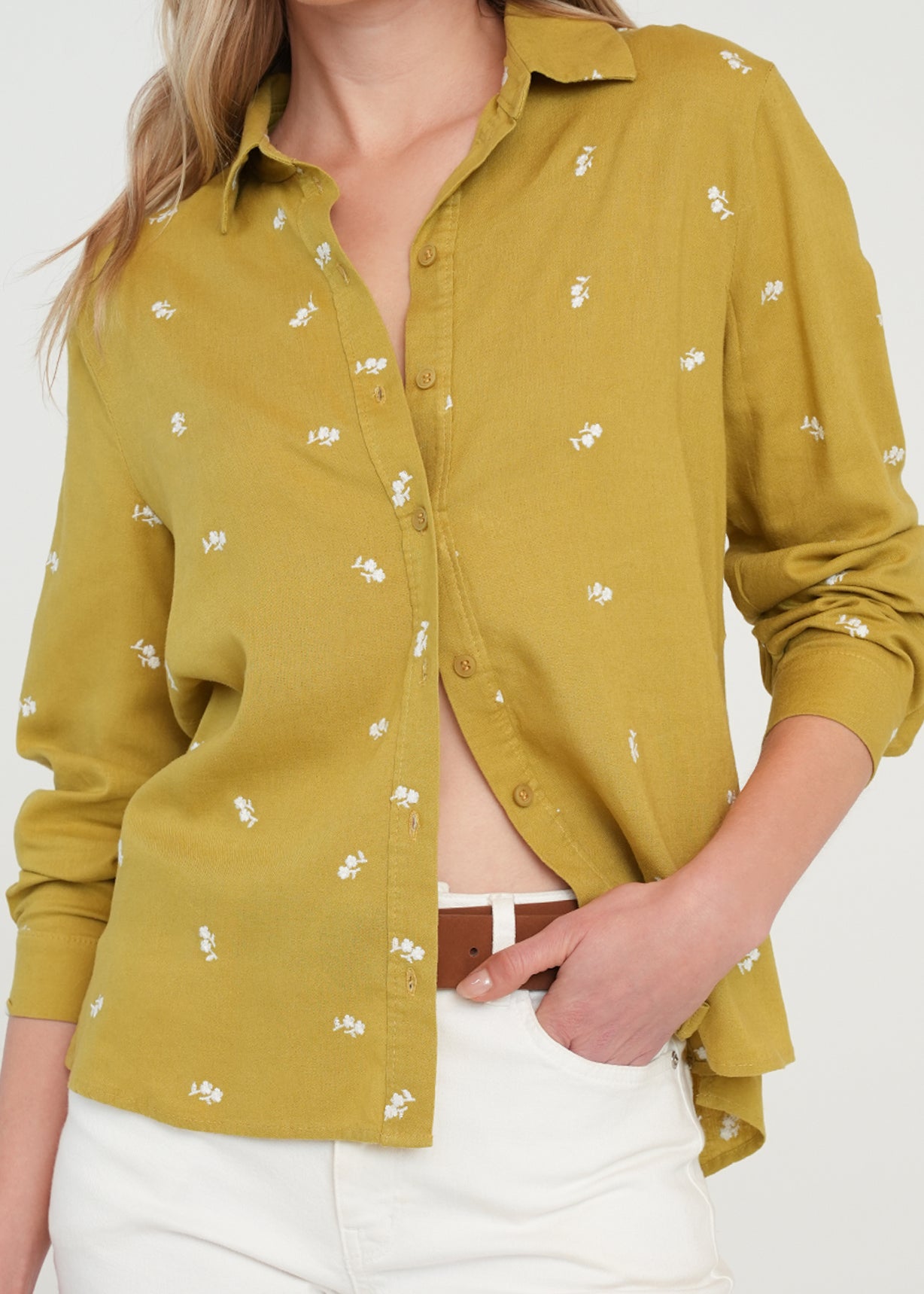 Camisa manga larga con flores bordadas - Verde 14_011H308_VER160640_0