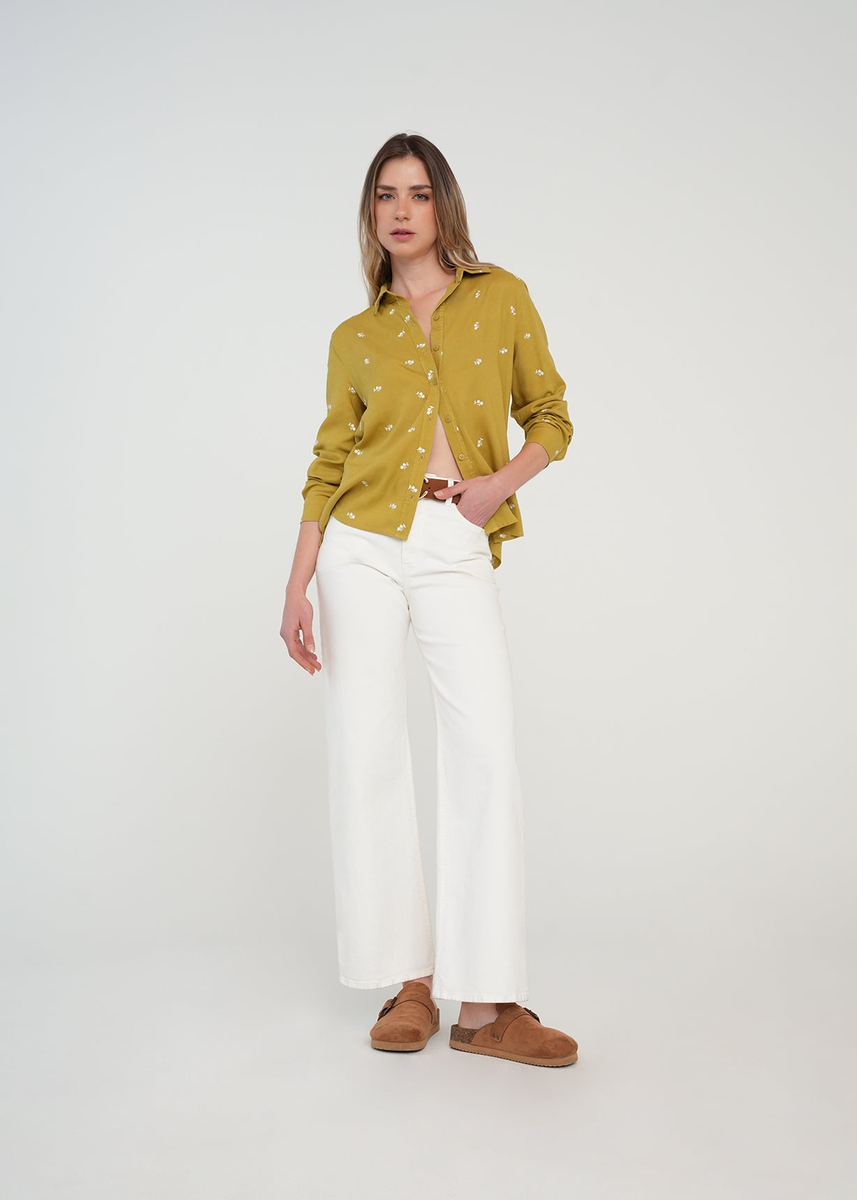Camisa manga larga con flores bordadas - Verde 14_011H308_VER160640_3