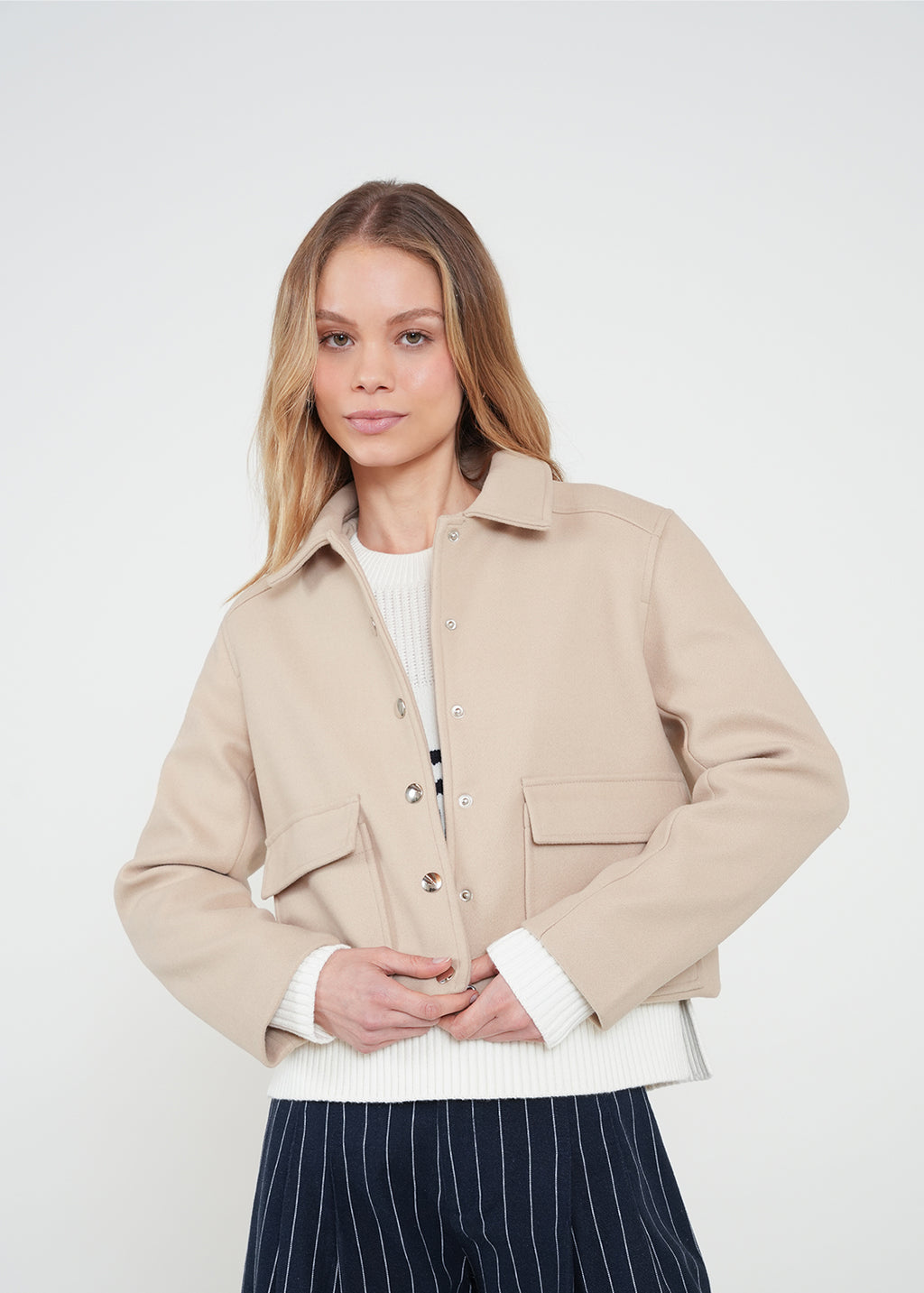 Chaqueta corta con botones - Beige 14_022H068_BEI151307_0