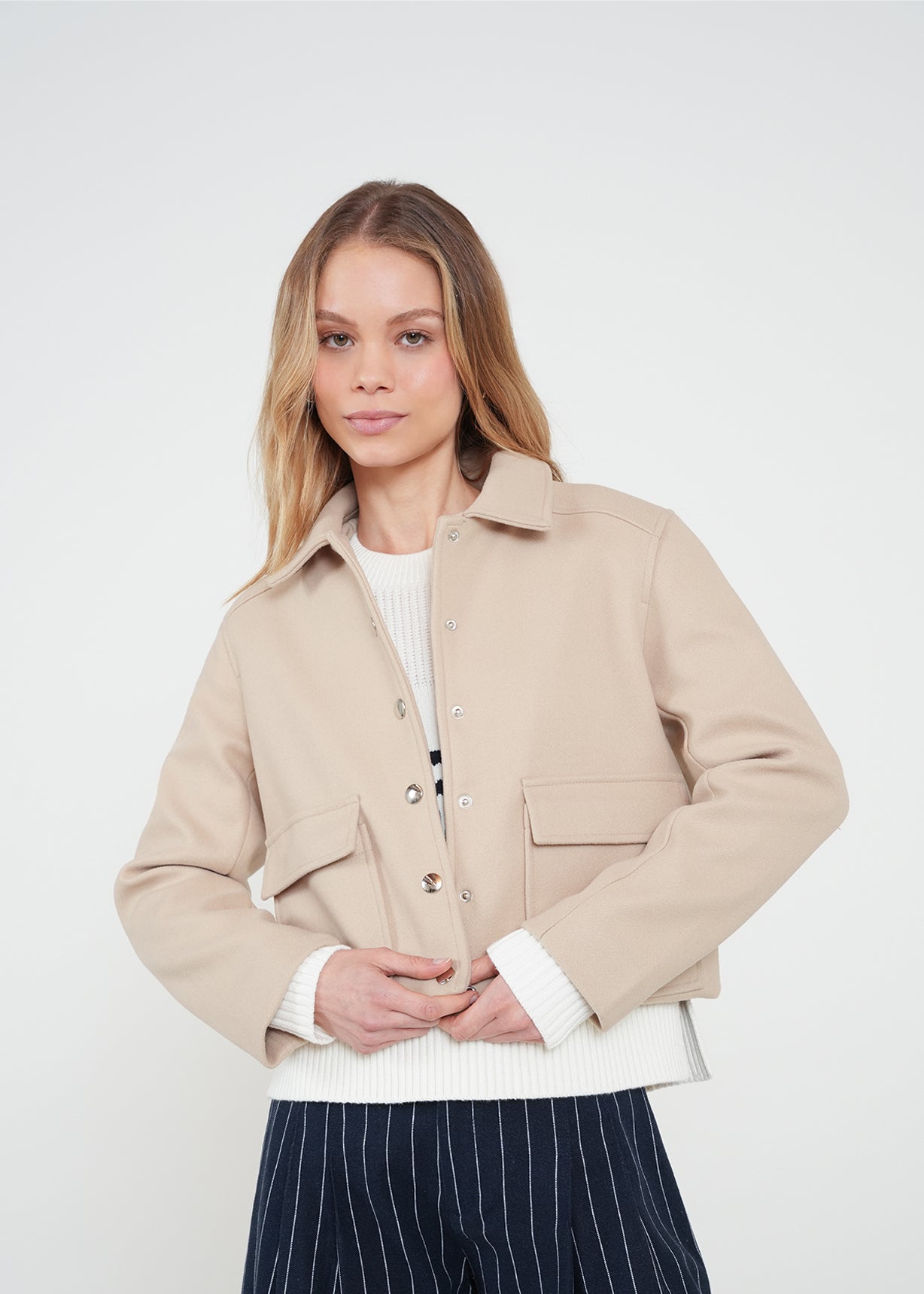Chaqueta corta con botones - Beige 14_022H068_BEI151307_0