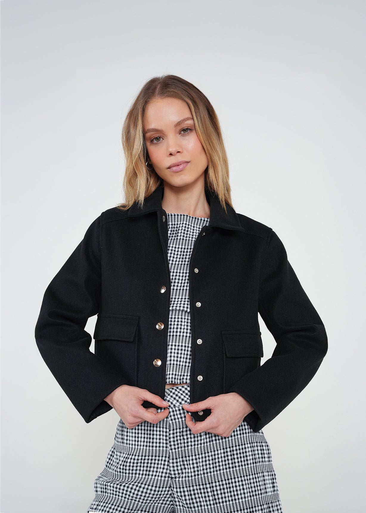 Chaqueta corta con botones - Negro 14_022H068_NEG193909_0