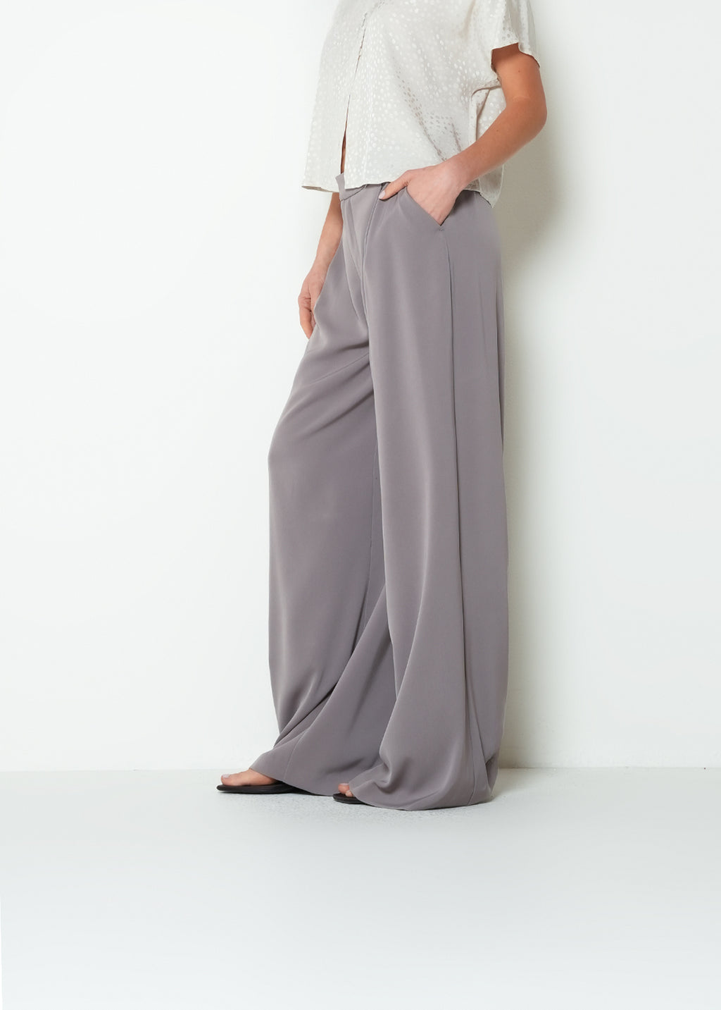 Pantalón wide leg tiro alto - Gris 14_033H326_GRI181210_5