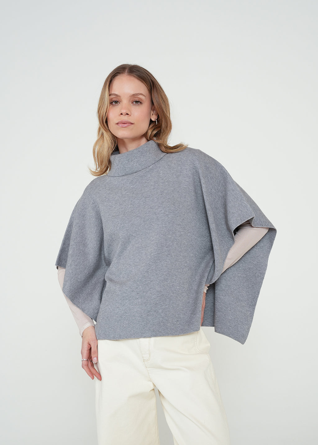 Poncho tejido tipo capa - Gris 14_082H019_GRI154503_0