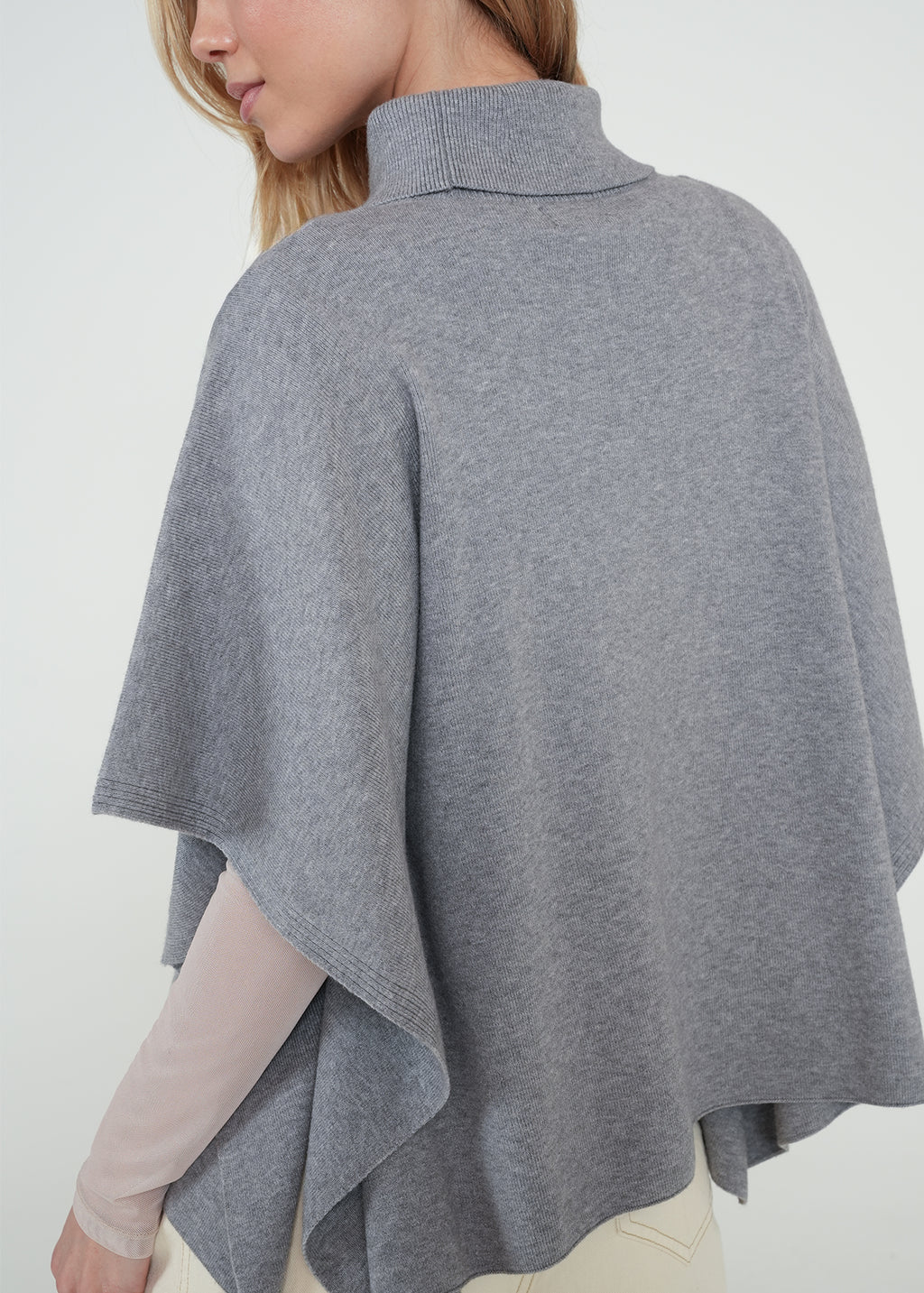 Poncho tejido tipo capa - Gris 14_082H019_GRI154503_4