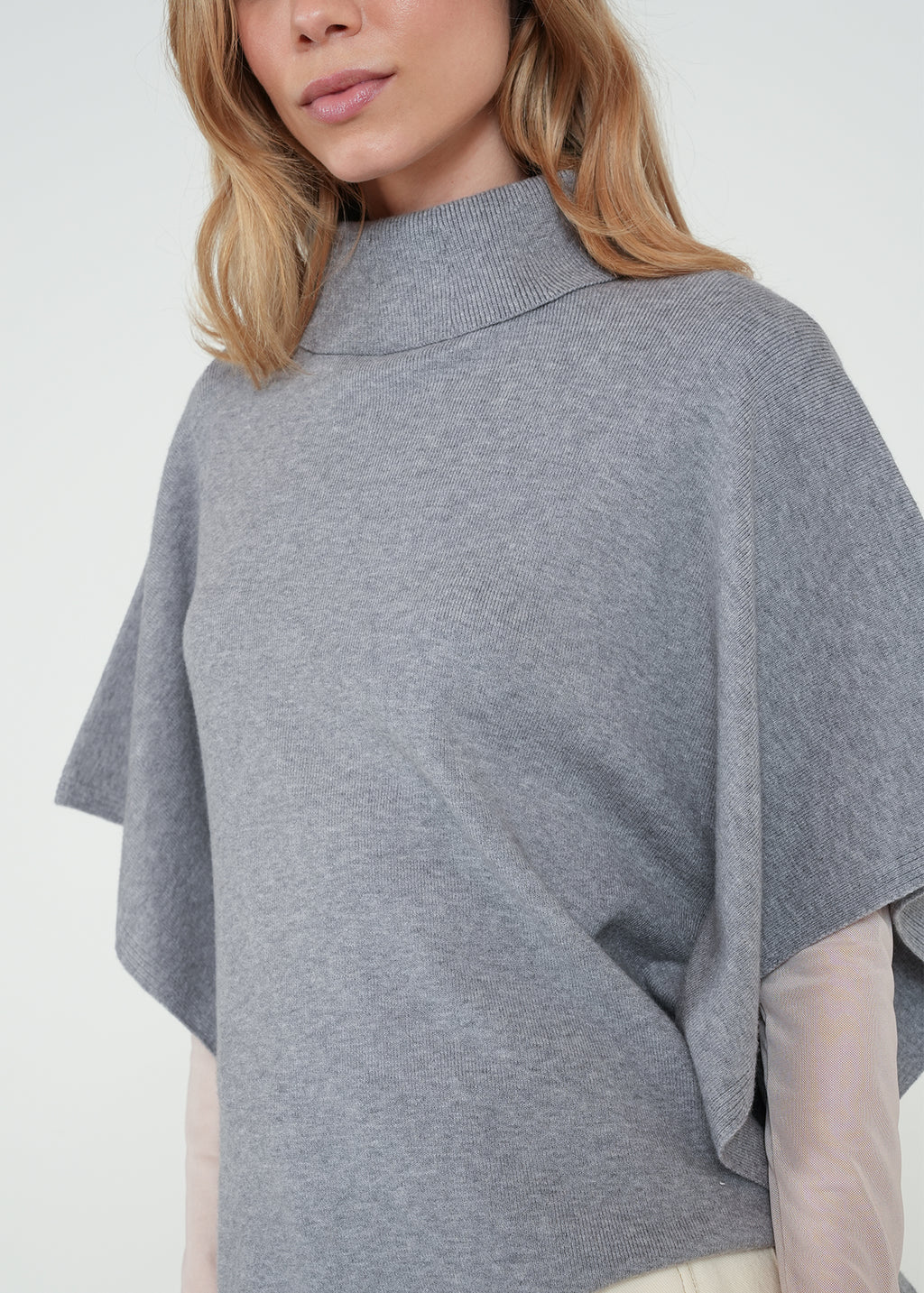 Poncho tejido tipo capa - Gris 14_082H019_GRI154503_5
