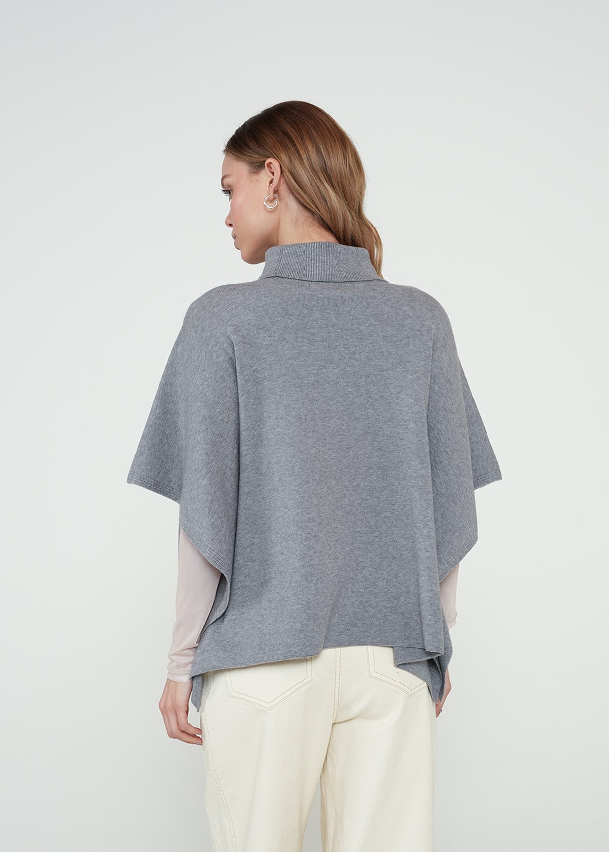 Poncho tejido tipo capa - Gris 14_082H019_GRI154503_7