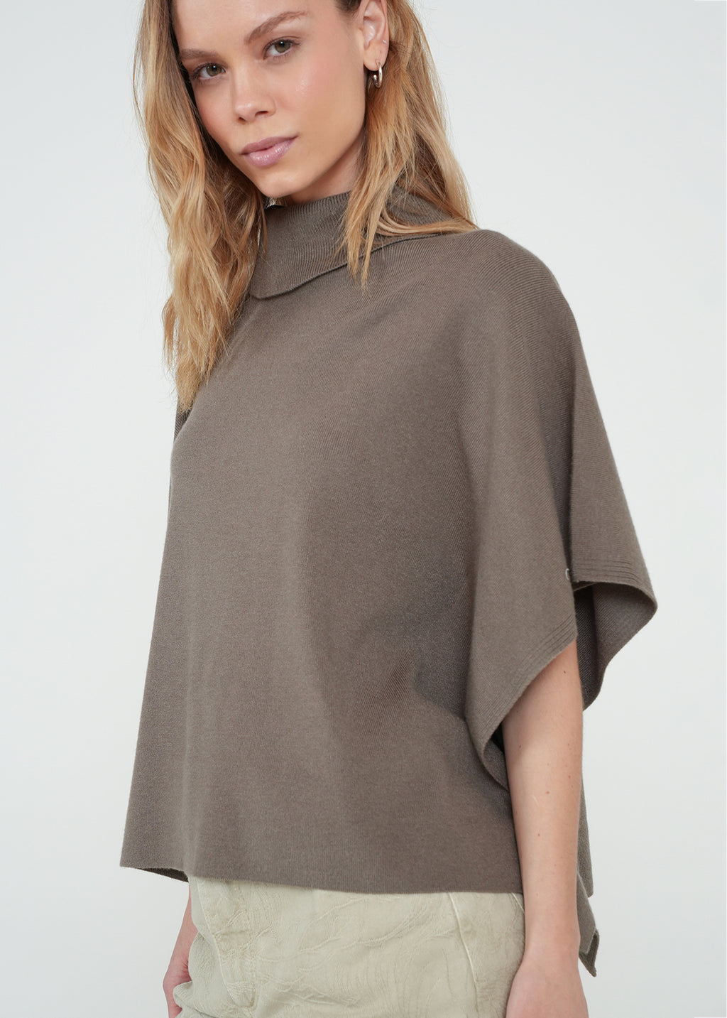 Poncho tejido tipo capa - Gris 14_082H019_GRI180516_0