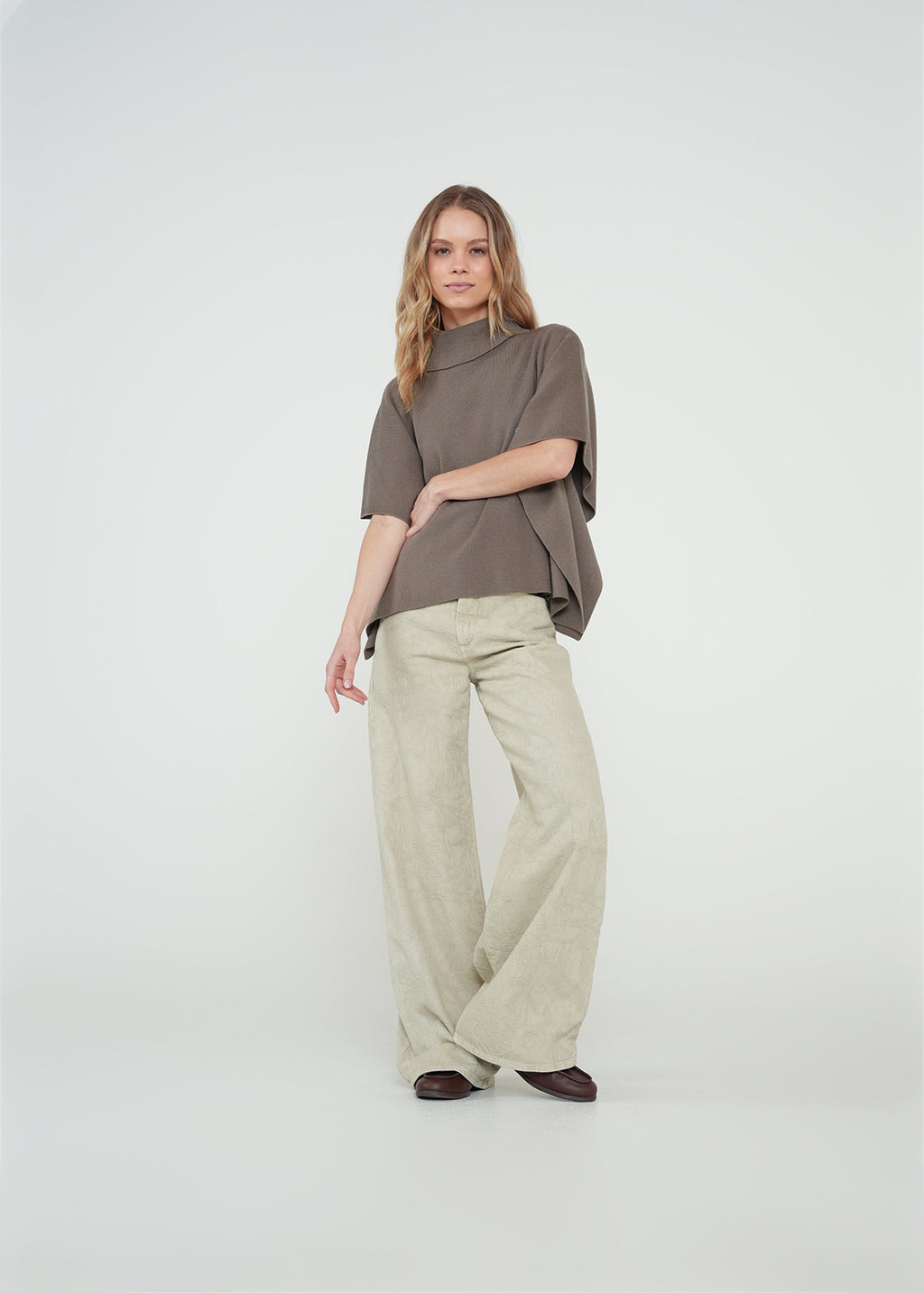 Poncho tejido tipo capa - Gris 14_082H019_GRI180516_3