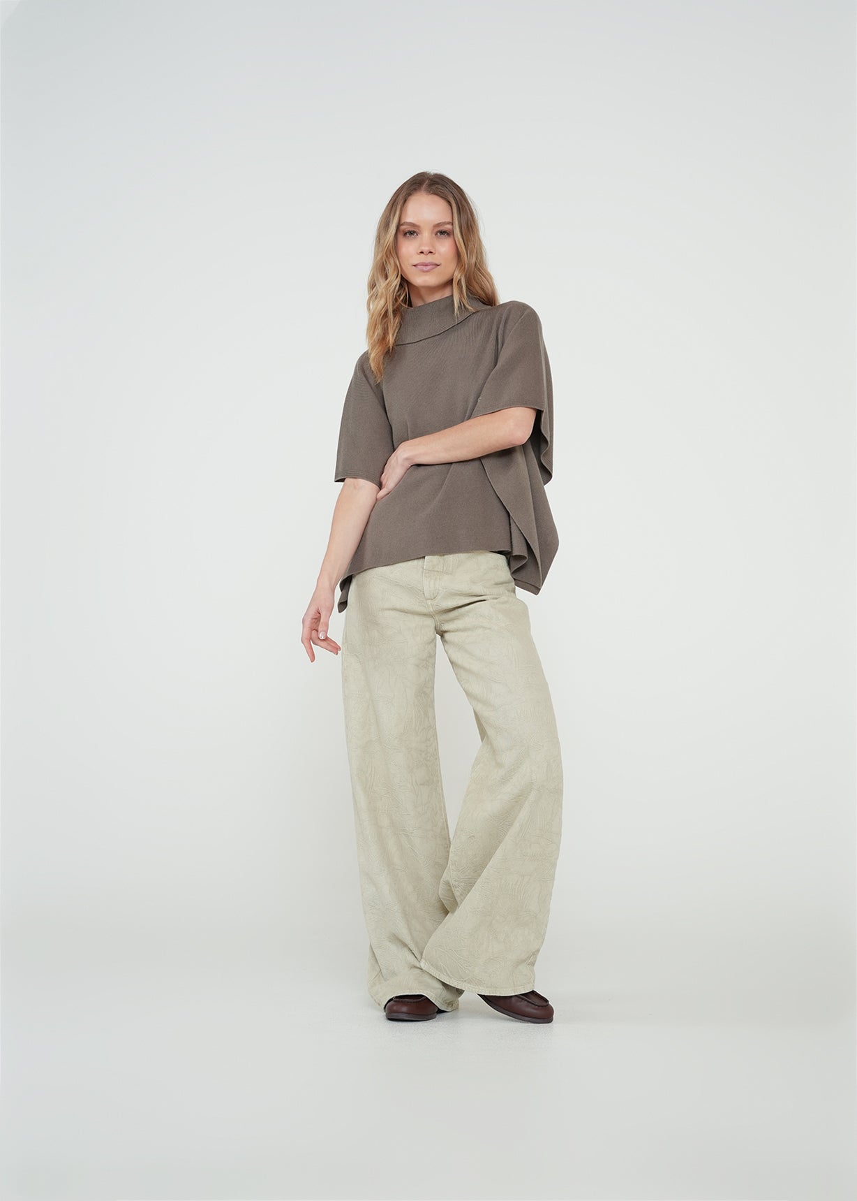 Poncho tejido tipo capa - Gris 14_082H019_GRI180516_3
