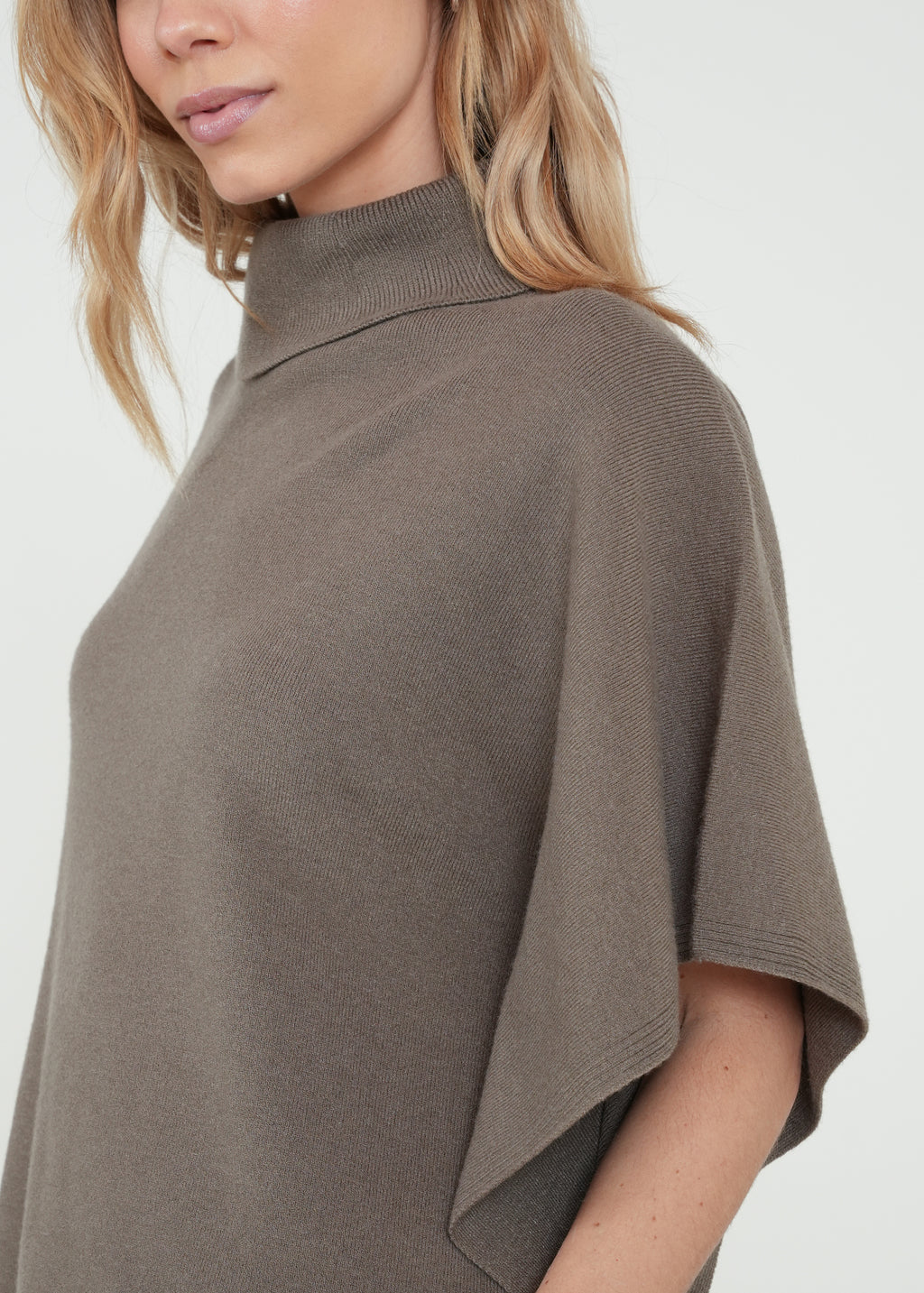 Poncho tejido tipo capa - Gris 14_082H019_GRI180516_4