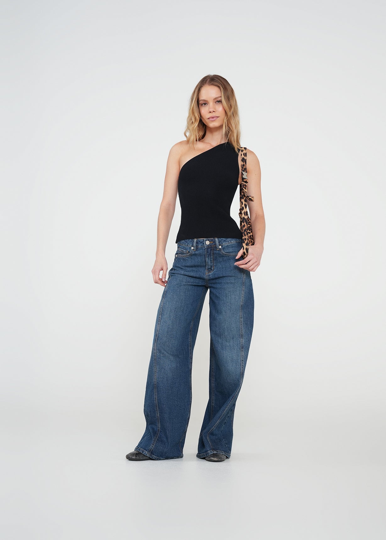 Camiseta tejida de un solo hombro - Negro 14_082H030_NEG190303_3