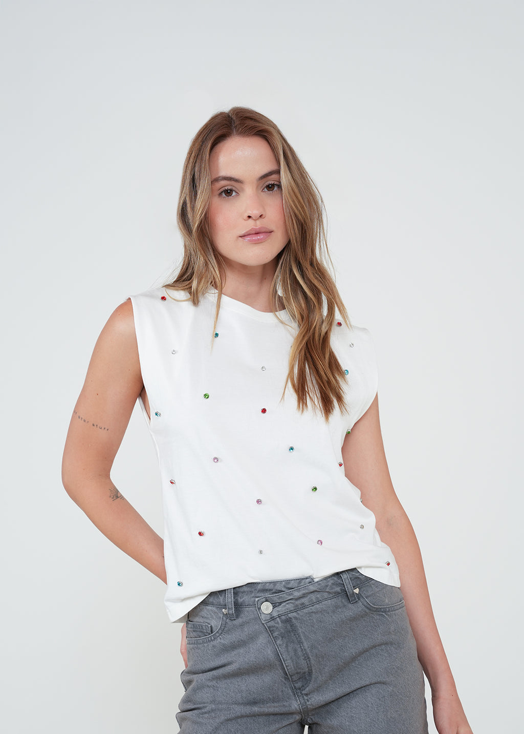 Camiseta regular cuello redondo bordado - Crudo 14_202H020_CRU111001_0
