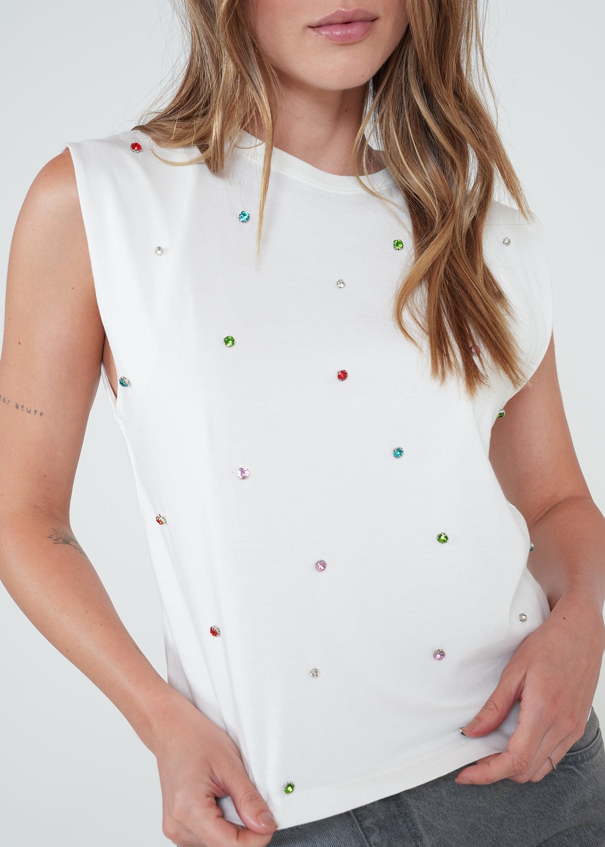 Camiseta regular cuello redondo bordado - Crudo 14_202H020_CRU111001_4