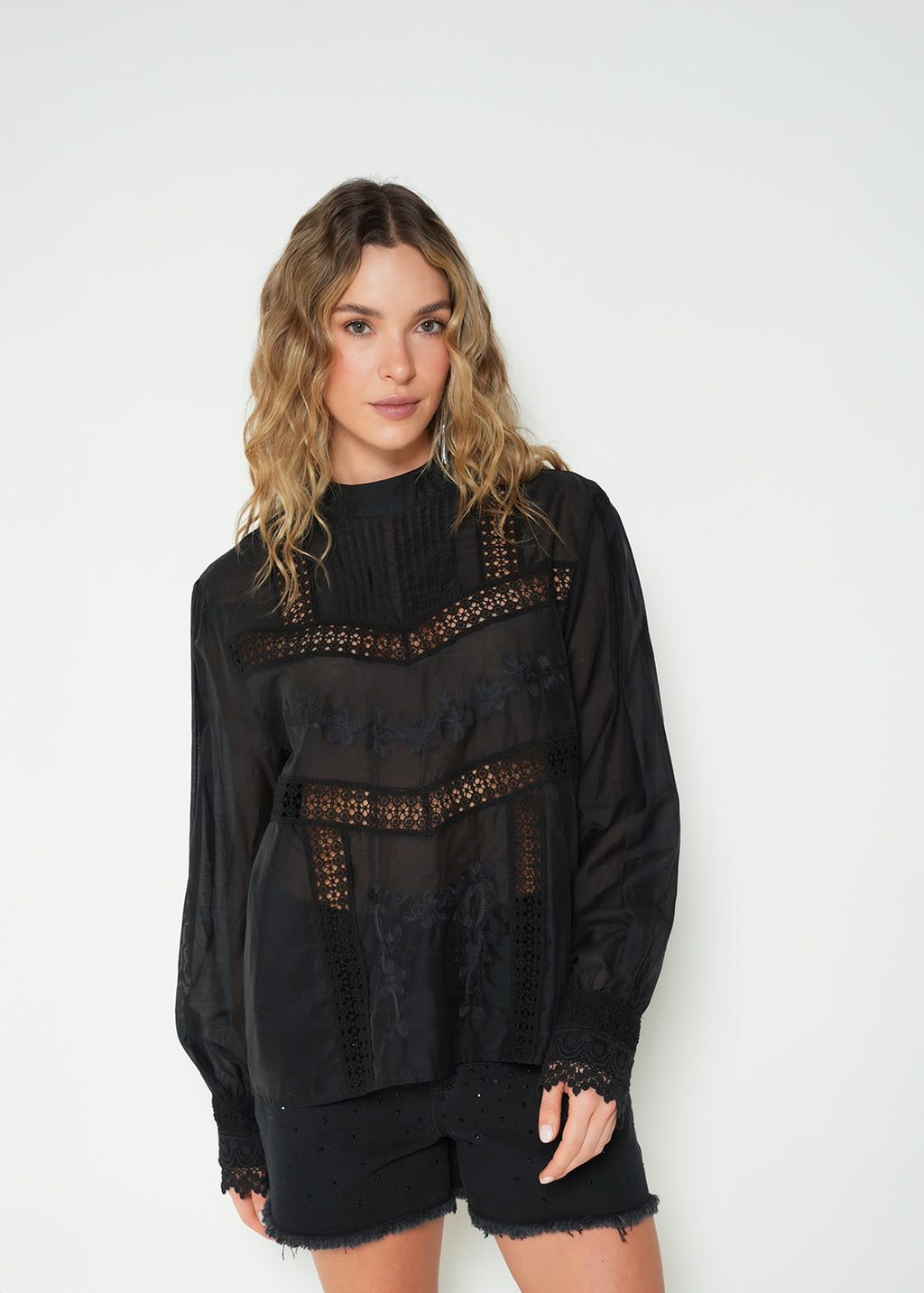Camisa regular manga larga bordado floral - Negro 14_213H373_NEG193909_0