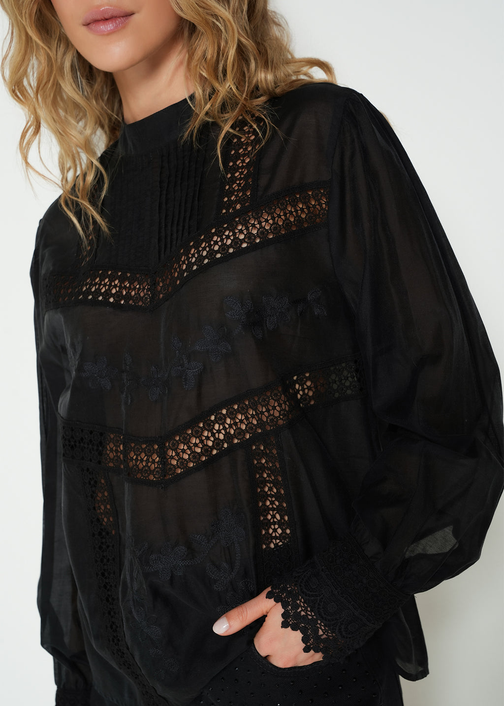 Camisa regular manga larga bordado floral - Negro 14_213H373_NEG193909_4