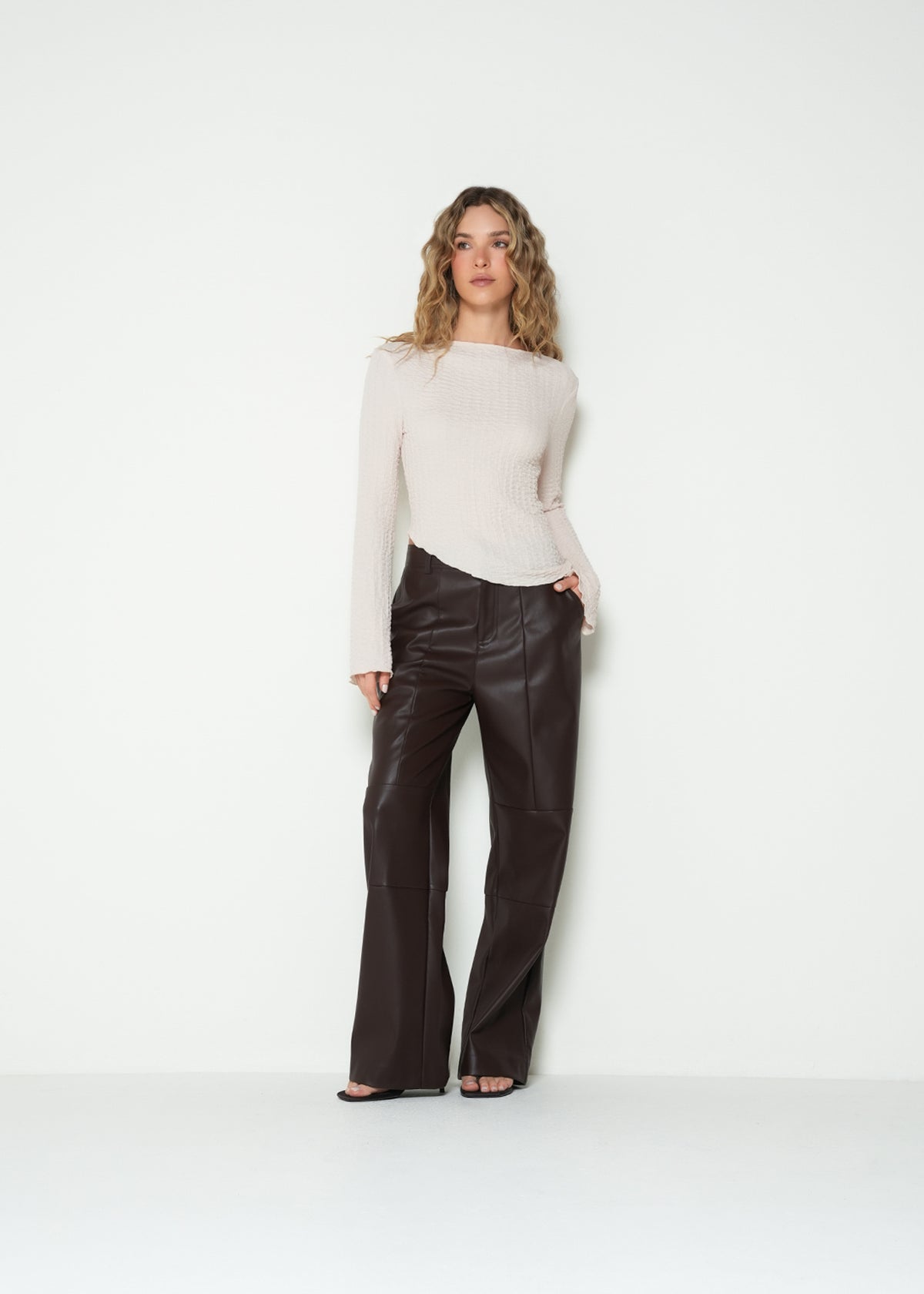 Pantalón straight tiro alto - Chocolate 14_233H090_CHO190913_3