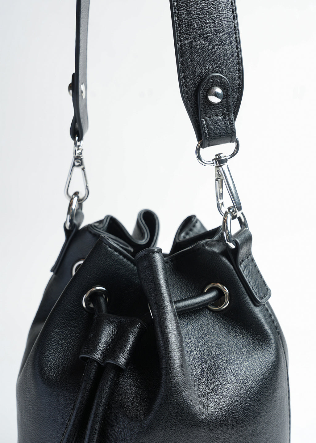 Bolso tipo mochila - Negro 14_301H025_NEG193909_7