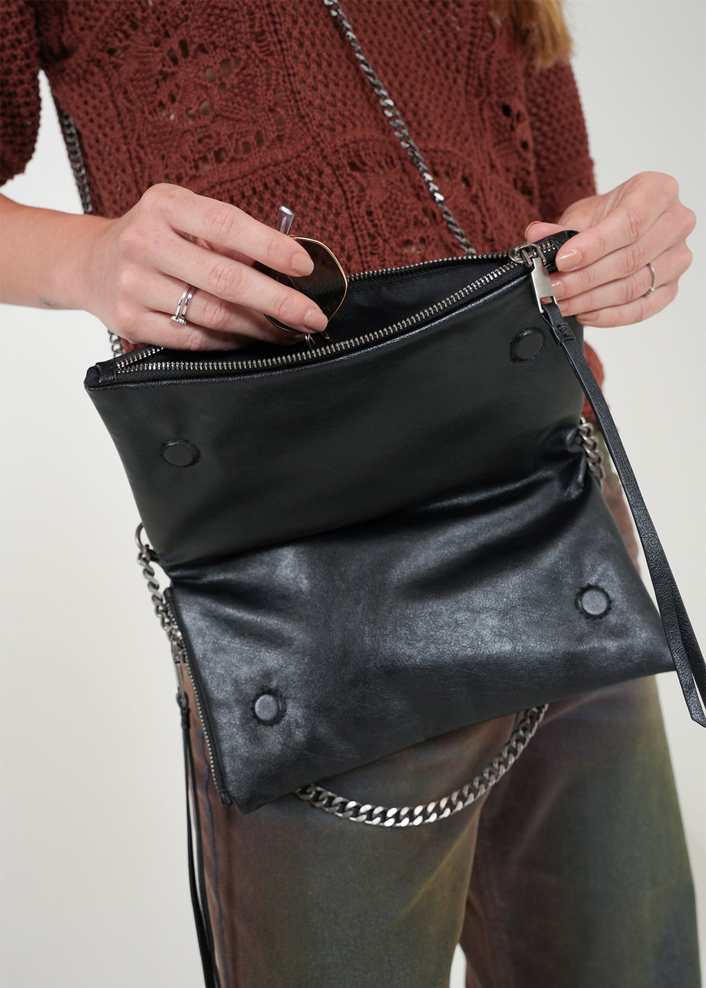 Bolso con cadena y cierre - Negro 14_302H020_NEG193909_6