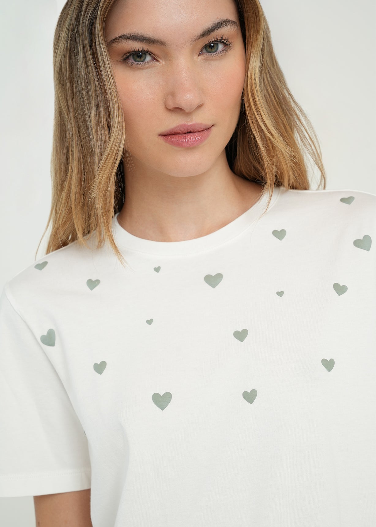 Camiseta básica con corazones - Crudo 14_405H007_CRU111001_4