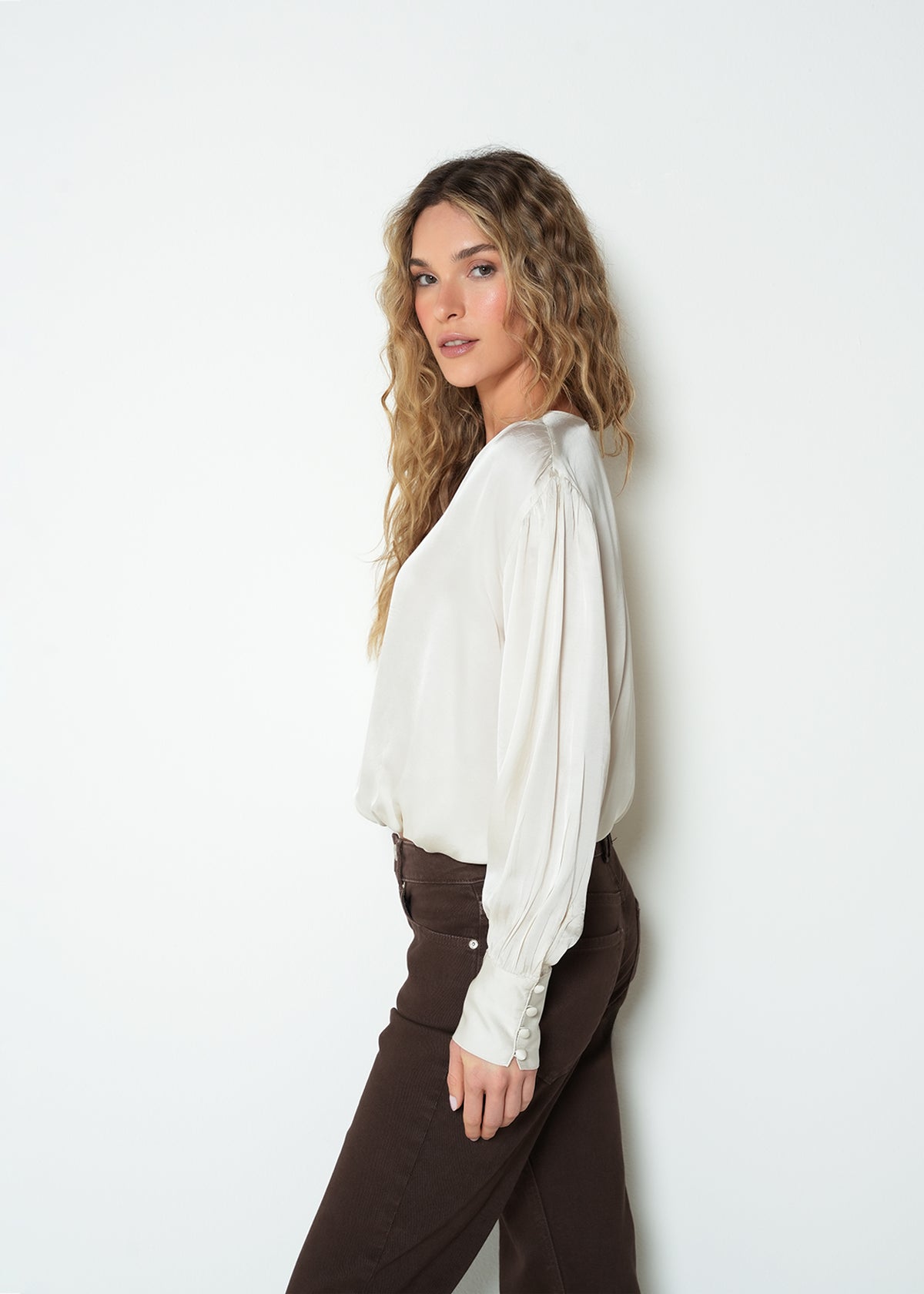 Camisa oversize manga larga cuello en V - Crudo 14_413H331_CRU110605_5