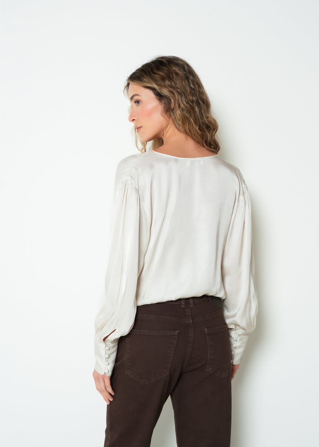 Camisa oversize manga larga cuello en V - Crudo 14_413H331_CRU110605_7