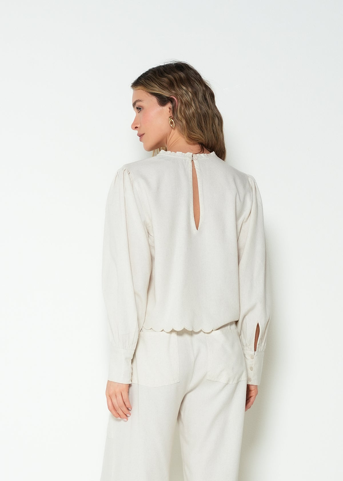 Camisa regular manga larga bordado floral - Crudo 14_413H337_CRU110605_7