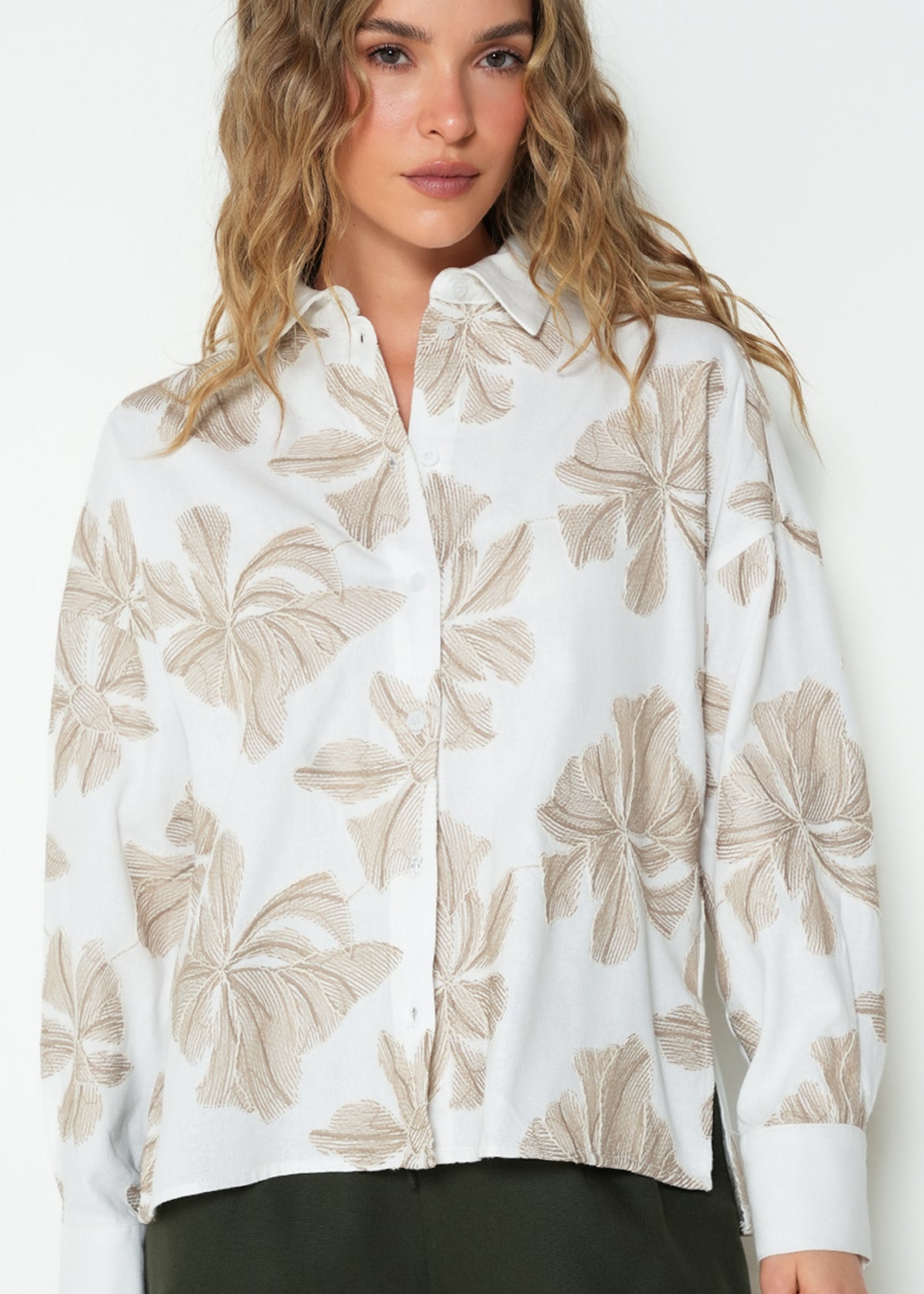 Camisa regular manga larga cuello clásico floral - Crudo 14_413H387_CRU111001_0