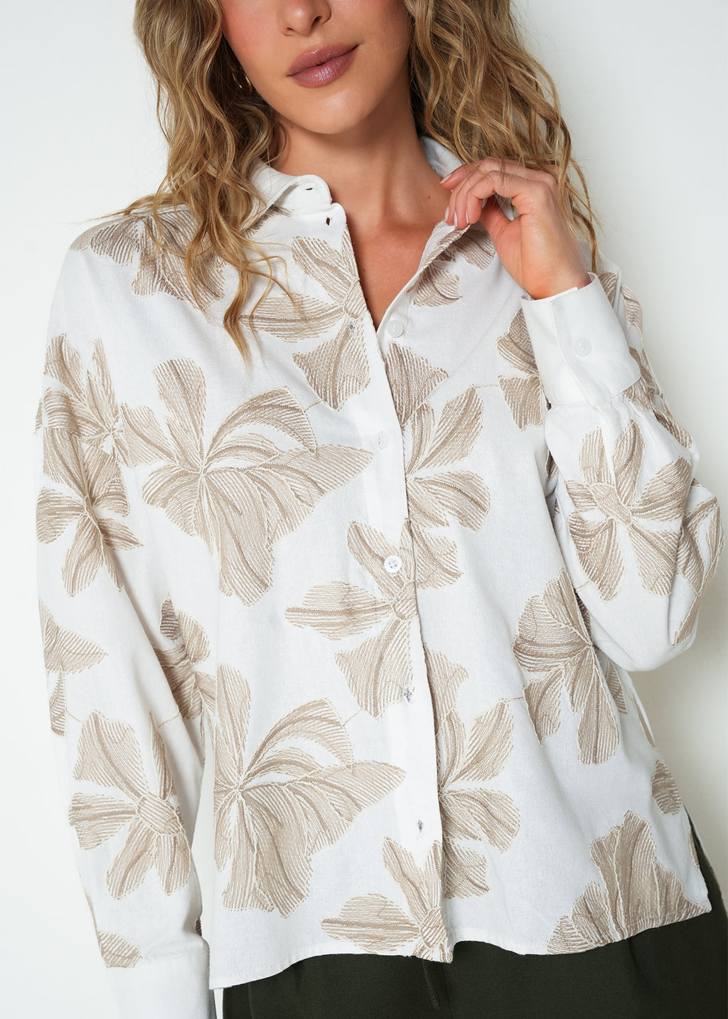 Camisa regular manga larga cuello clásico floral - Crudo 14_413H387_CRU111001_4