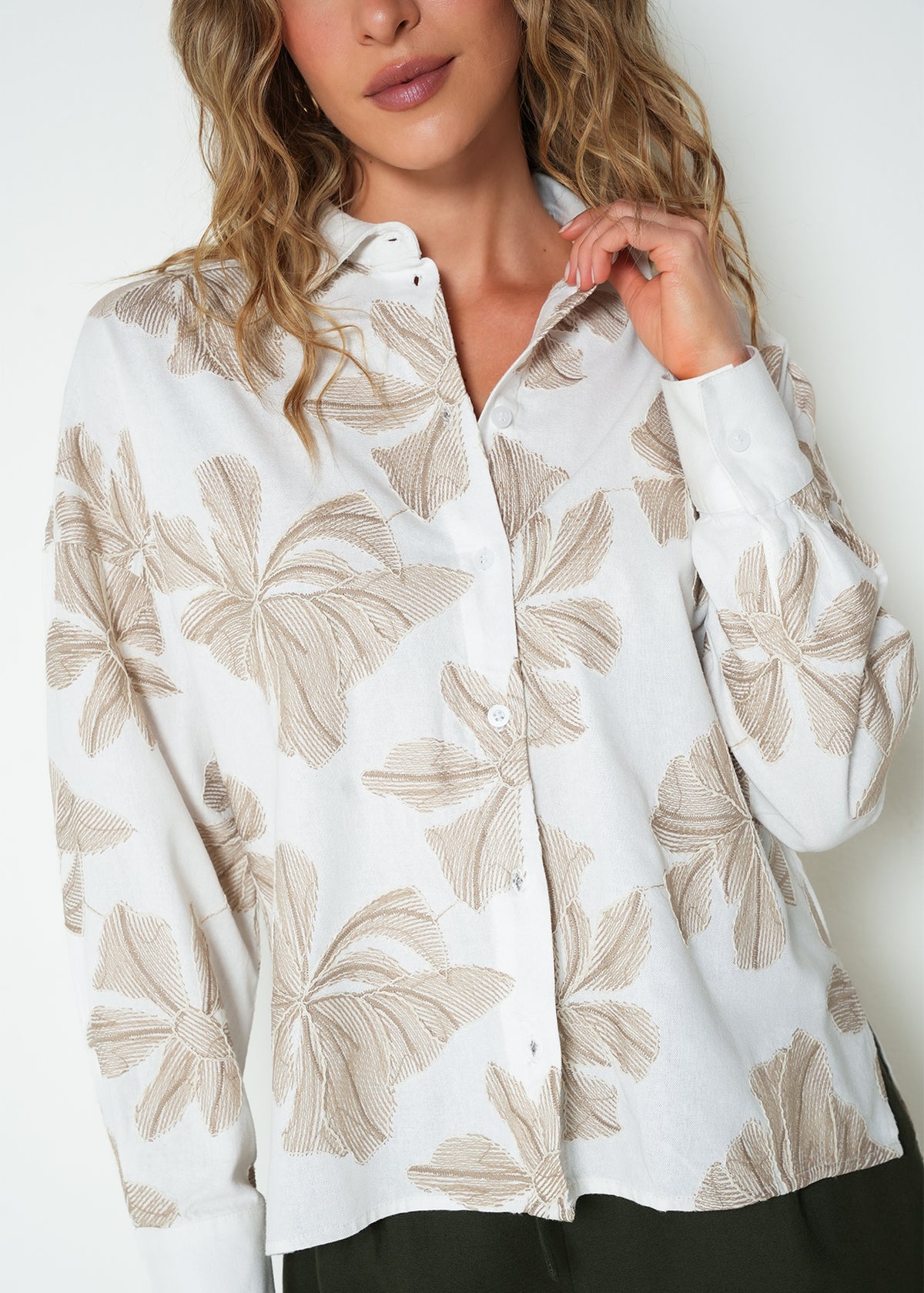 Camisa regular manga larga cuello clásico floral - Crudo 14_413H387_CRU111001_4