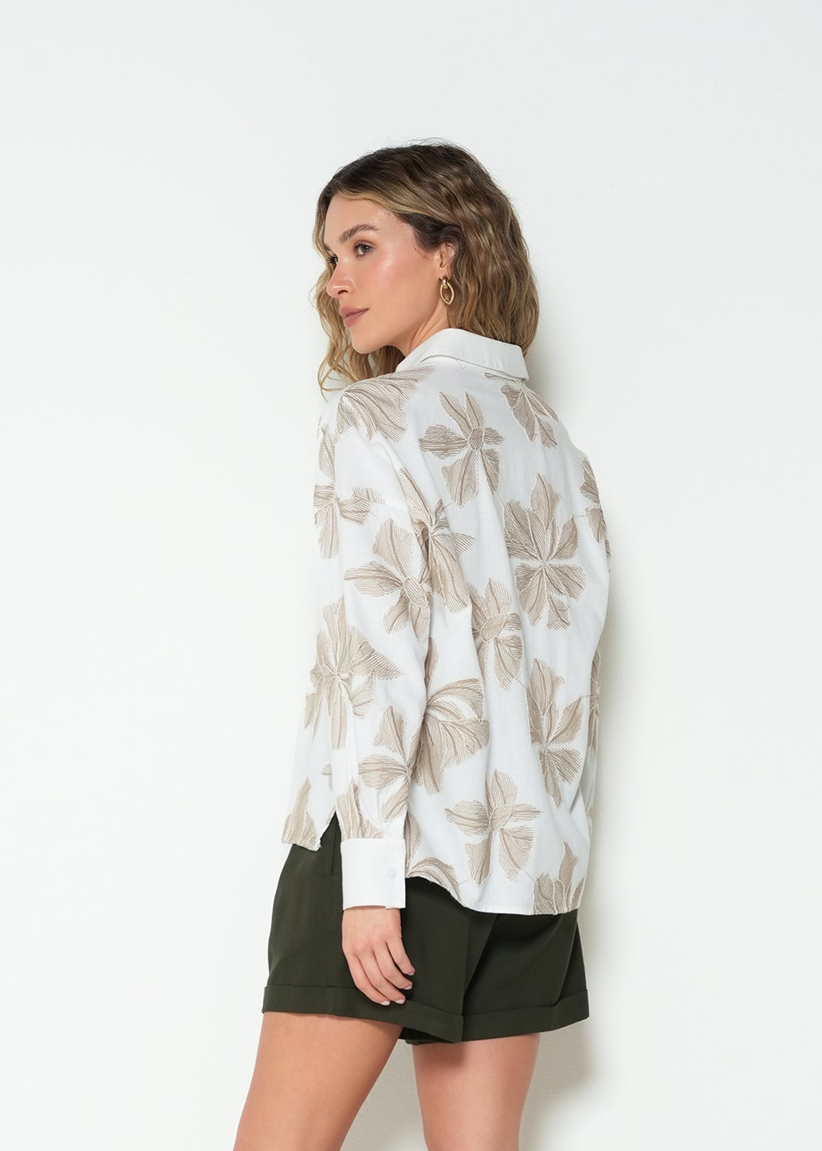 Camisa regular manga larga cuello clásico floral - Crudo 14_413H387_CRU111001_6