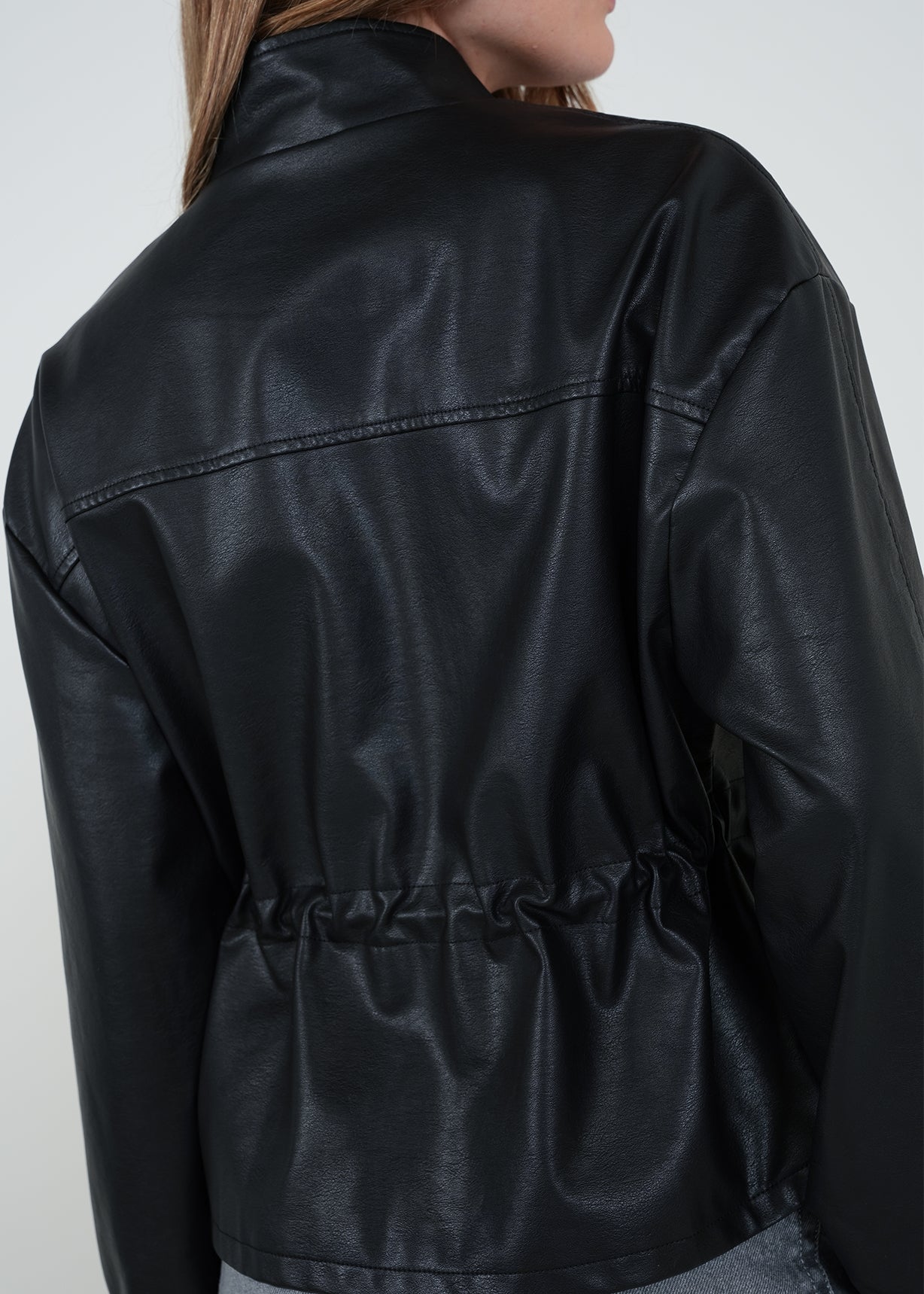 Chaqueta tipo cuero con ajuste - Negro 14_422H001_NEG193909_4