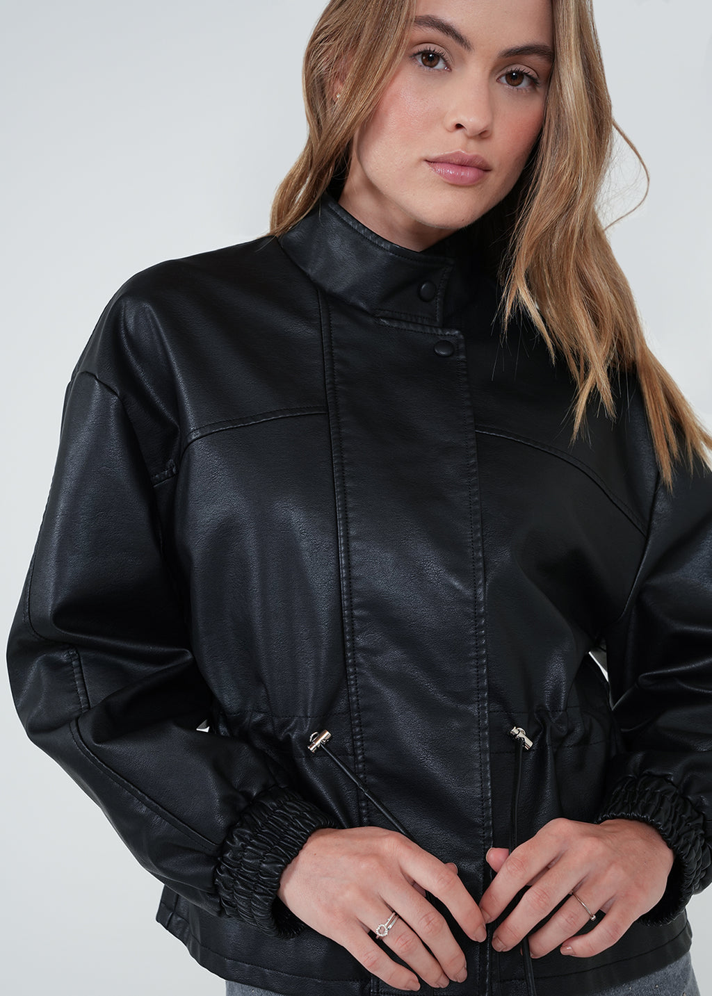 Chaqueta tipo cuero con ajuste - Negro 14_422H001_NEG193909_7