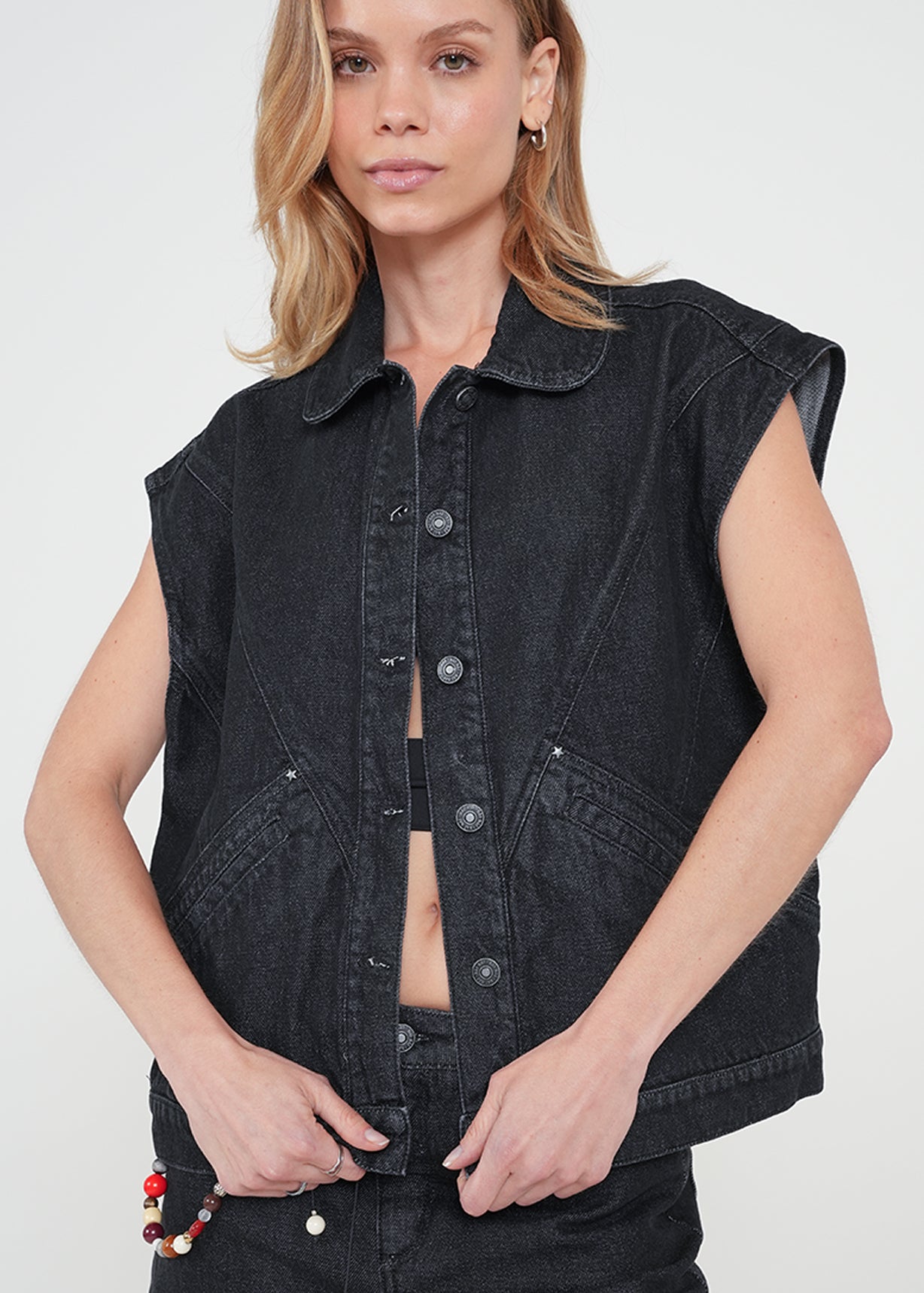 Chaleco en denim con botones - Negro 14_422H303_NEG193909_0