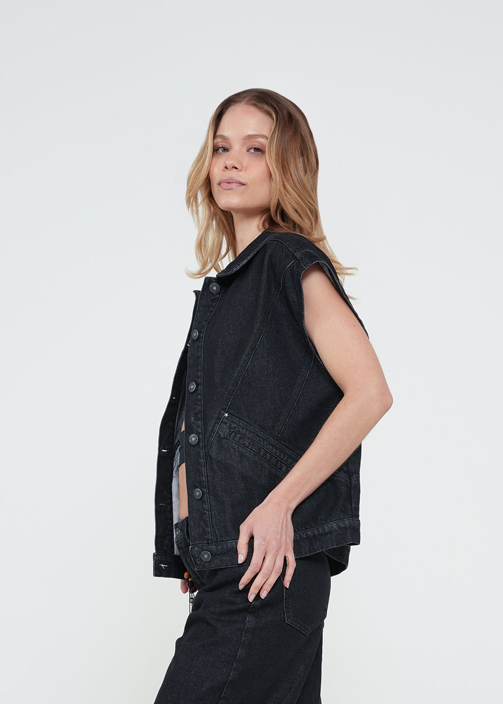 Chaleco en denim con botones - Negro 14_422H303_NEG193909_5