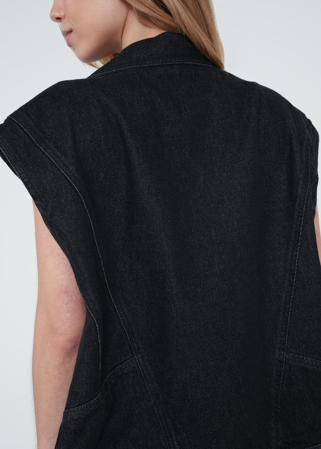 Chaleco en denim con botones - Negro 14_422H303_NEG193909_6