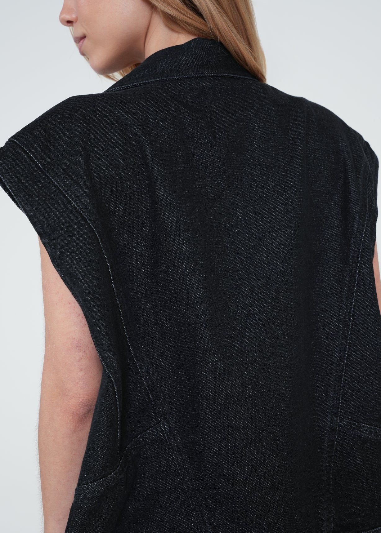 Chaleco en denim con botones - Negro 14_422H303_NEG193909_6