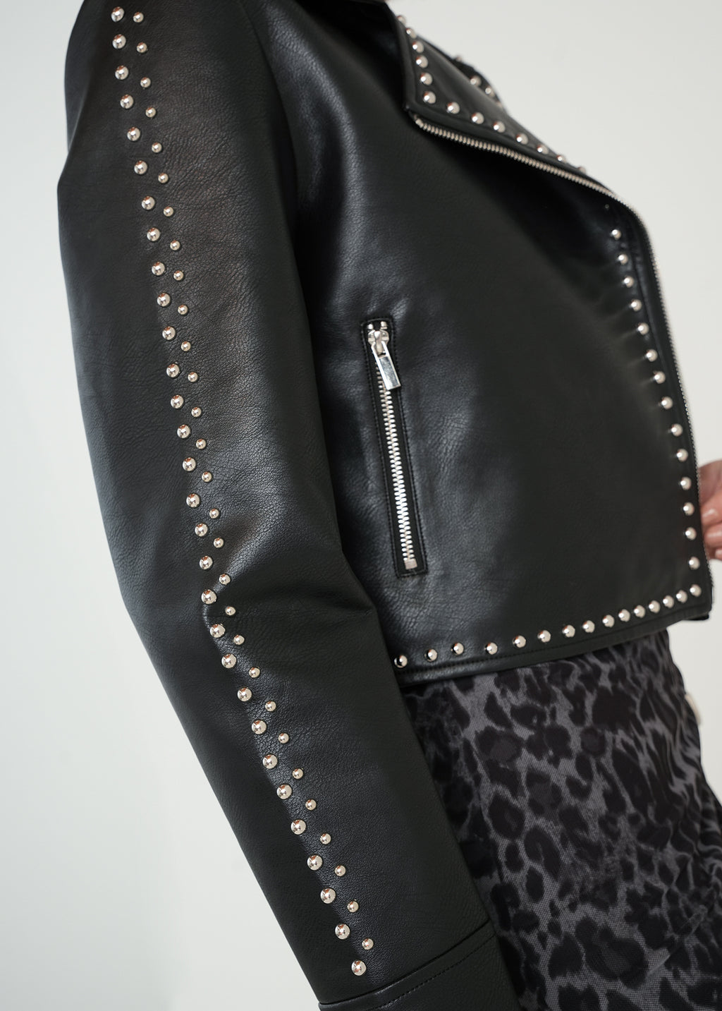 Chaqueta efecto cuero con taches - Negro 14_429G044_NEG193909_4