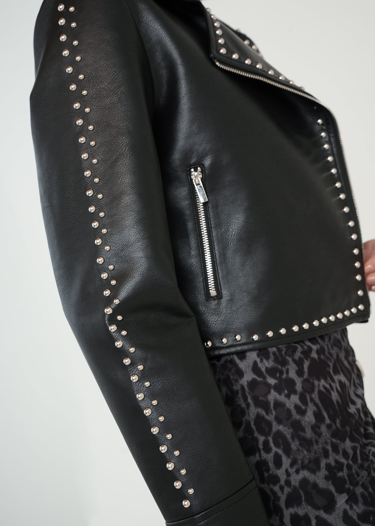 Chaqueta efecto cuero con taches - Negro 14_429G044_NEG193909_4