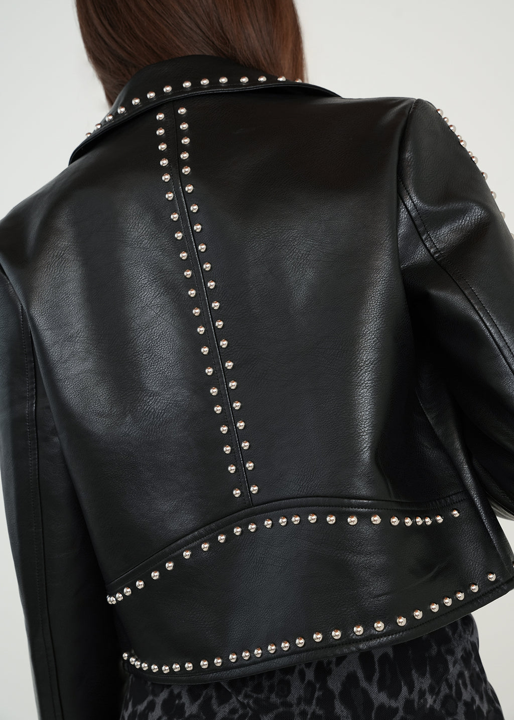 Chaqueta efecto cuero con taches - Negro 14_429G044_NEG193909_6