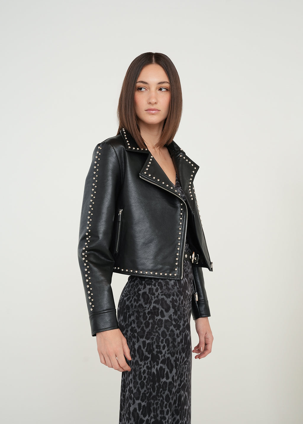 Chaqueta efecto cuero con taches - Negro 14_429G044_NEG193909_7
