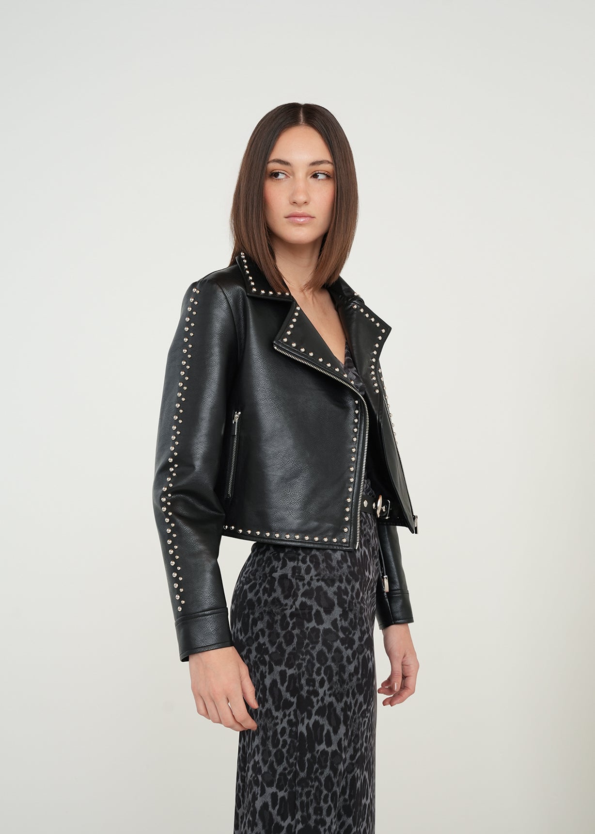 Chaqueta efecto cuero con taches - Negro 14_429G044_NEG193909_7