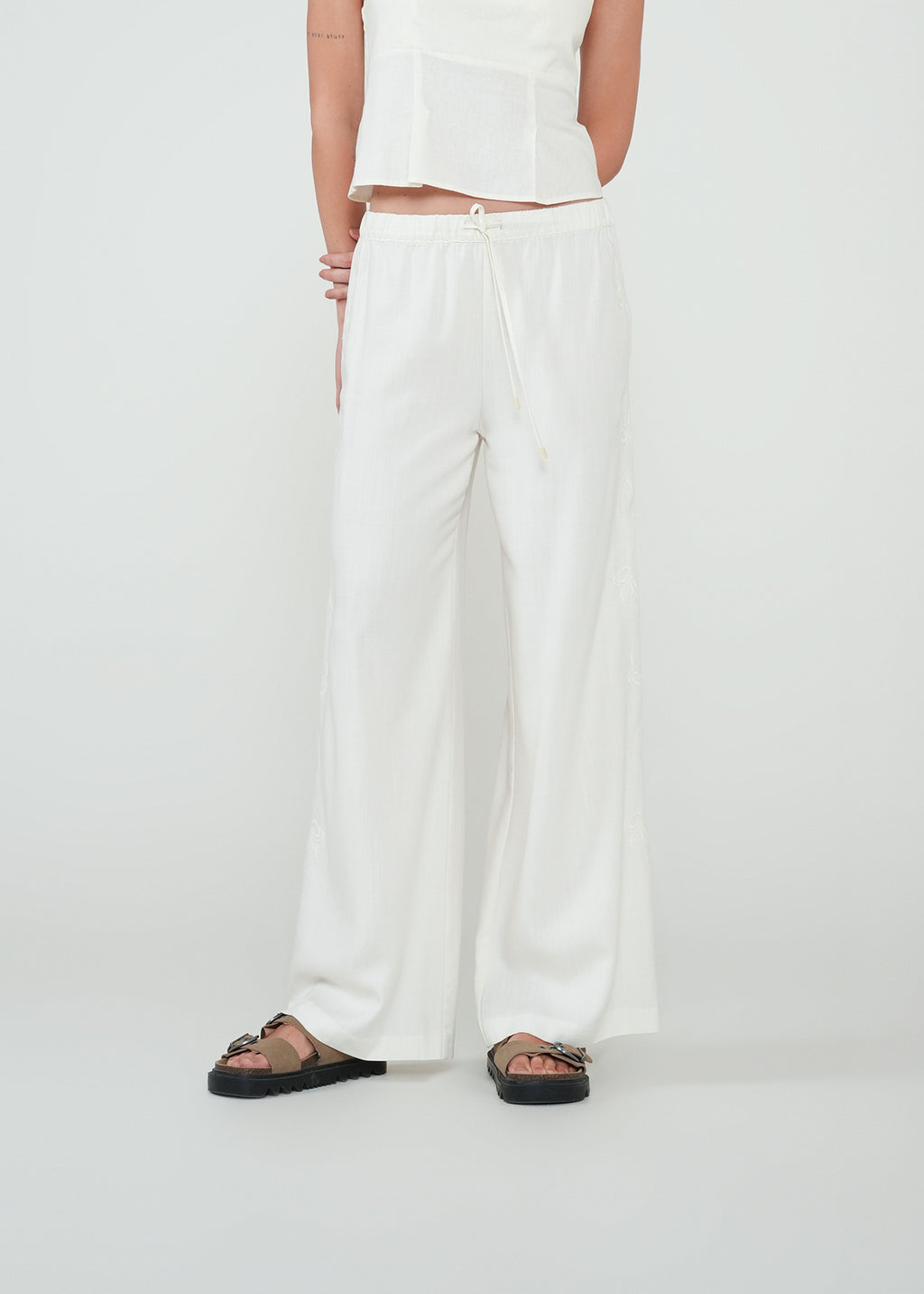 Pantalón Wide Leg con bordado - Crudo 14_432H303_CRU110107_0