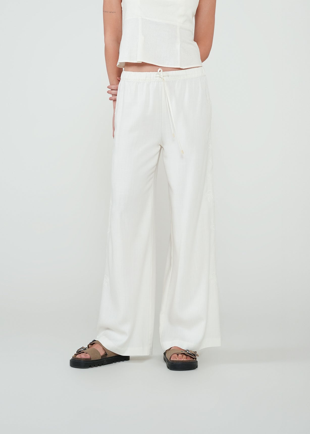 Pantalón Wide Leg con bordado - Crudo 14_432H303_CRU110107_0