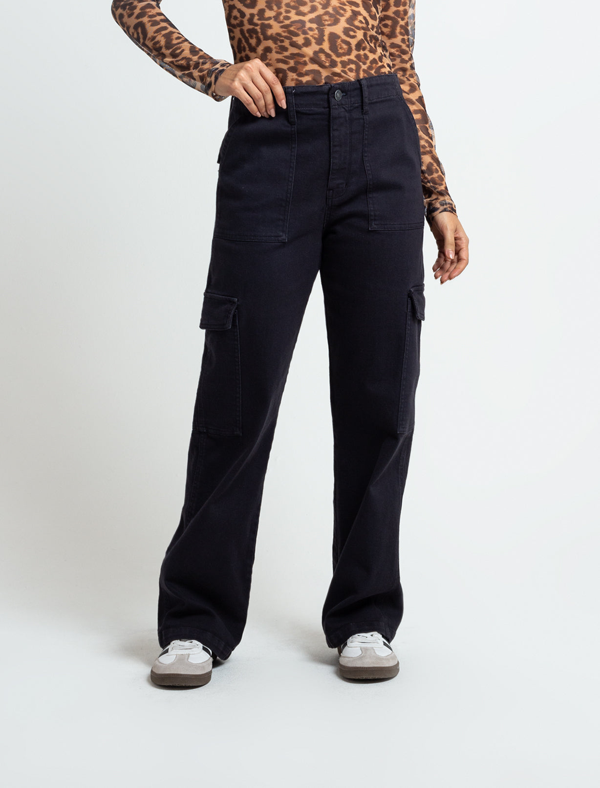 Pantalón Straight tipo cargo - Negro 14_433F355_NEG193909_0