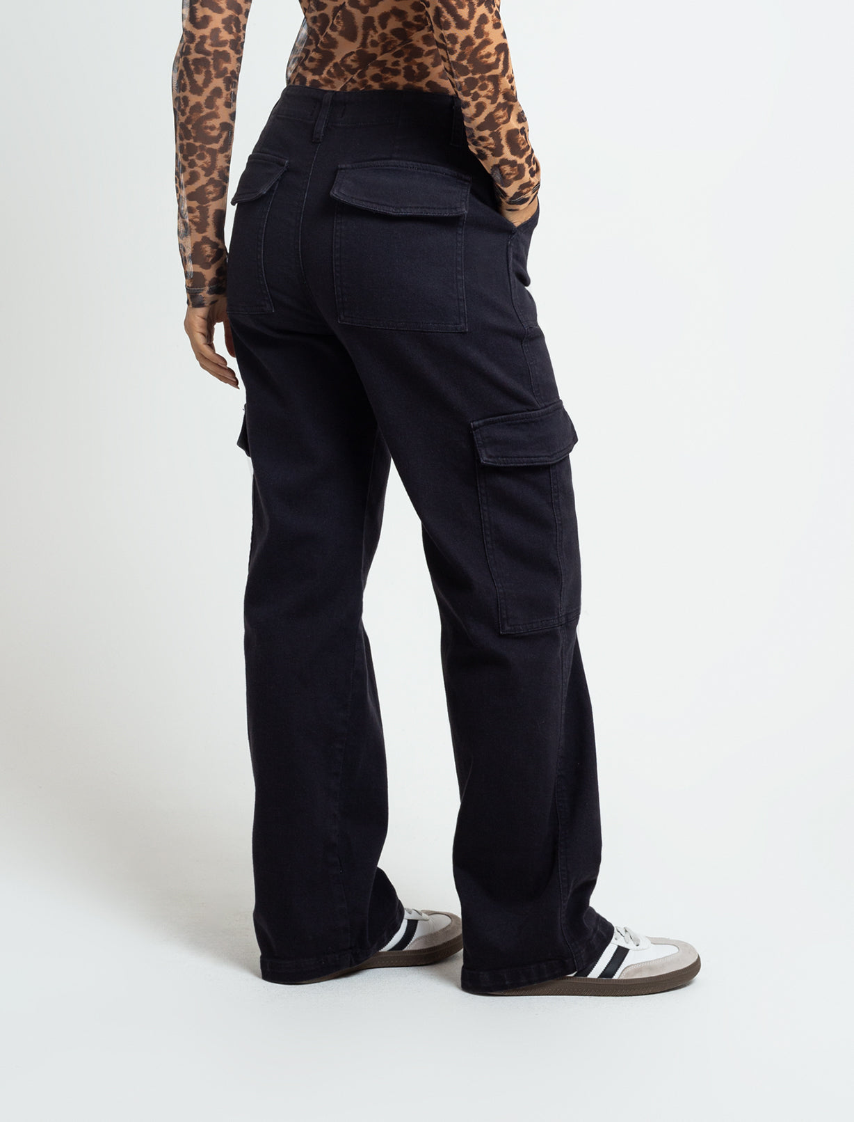 Pantalón Straight tipo cargo - Negro 14_433F355_NEG193909_3