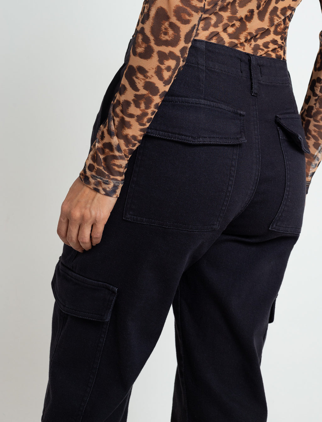 Pantalón Straight tipo cargo - Negro 14_433F355_NEG193909_5