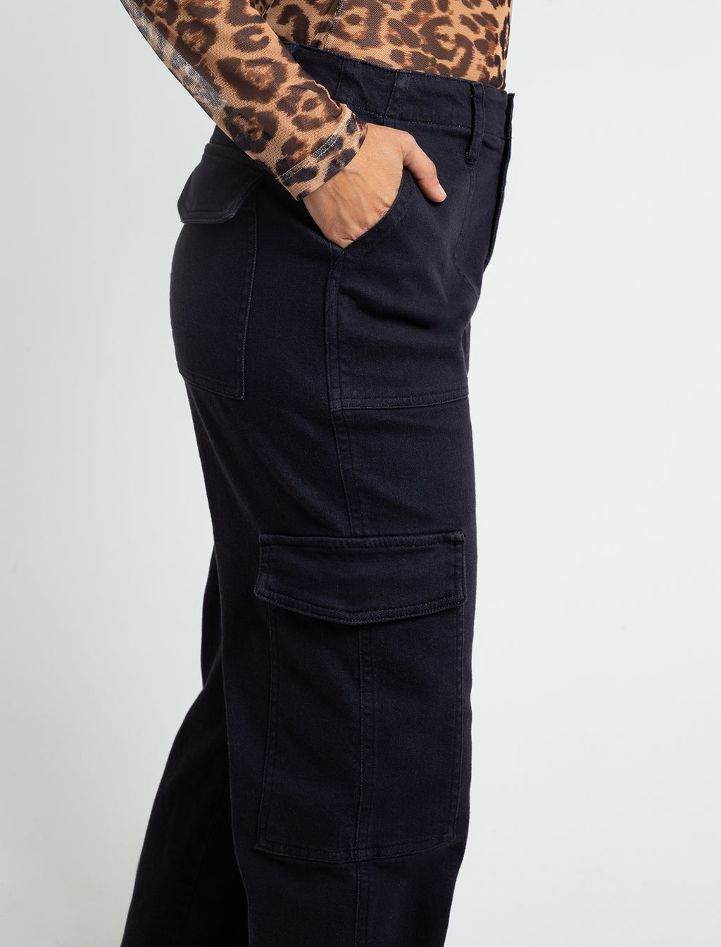Pantalón Straight tipo cargo - Negro 14_433F355_NEG193909_6