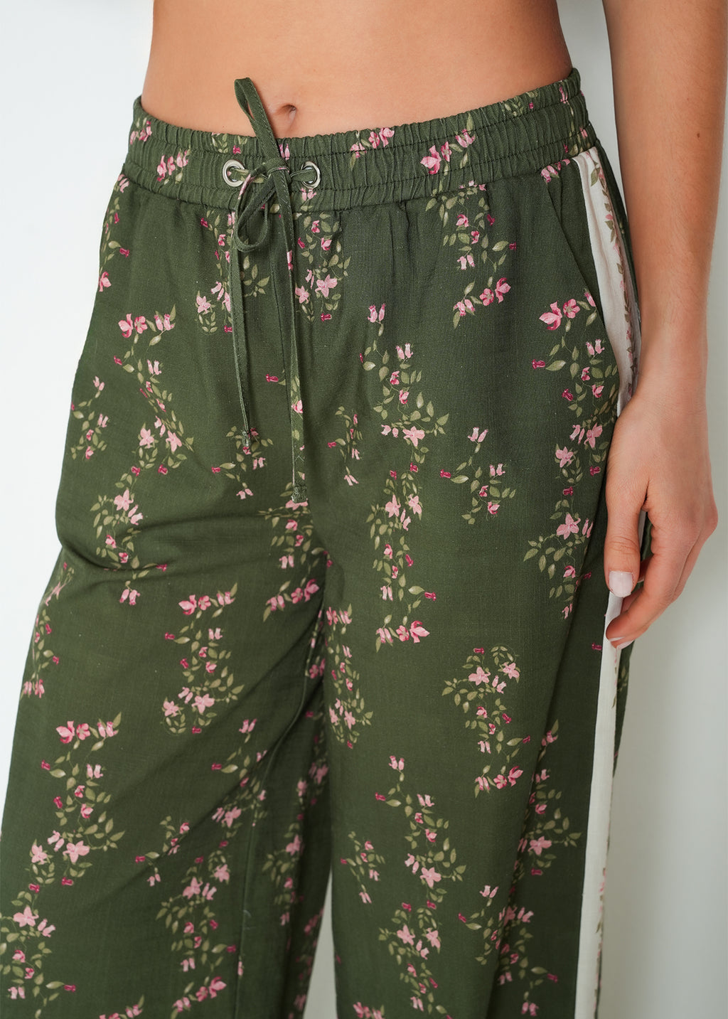 Pantalón wide leg tiro medio floral - Verde 14_433H321_VER180724_7