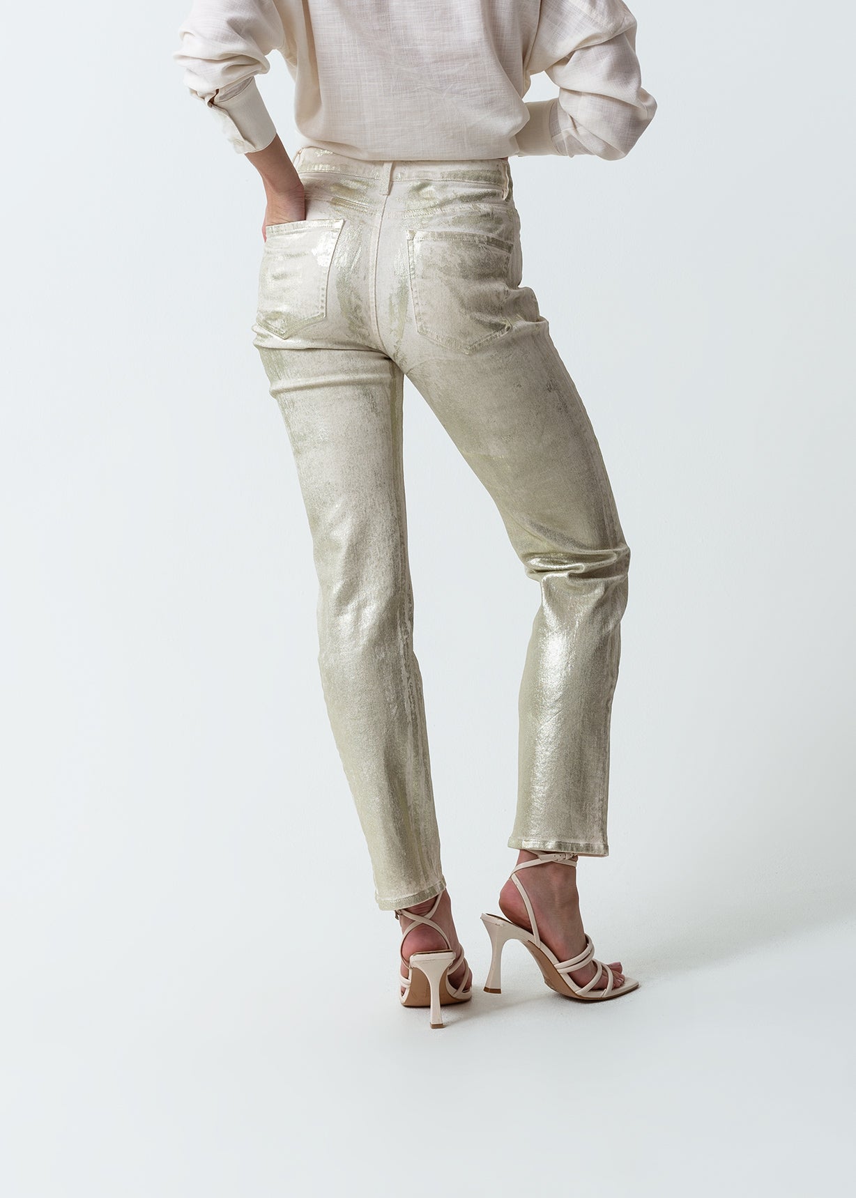 Pantalón con efecto metalizado - Beige 14_439F302_BEI131012_3