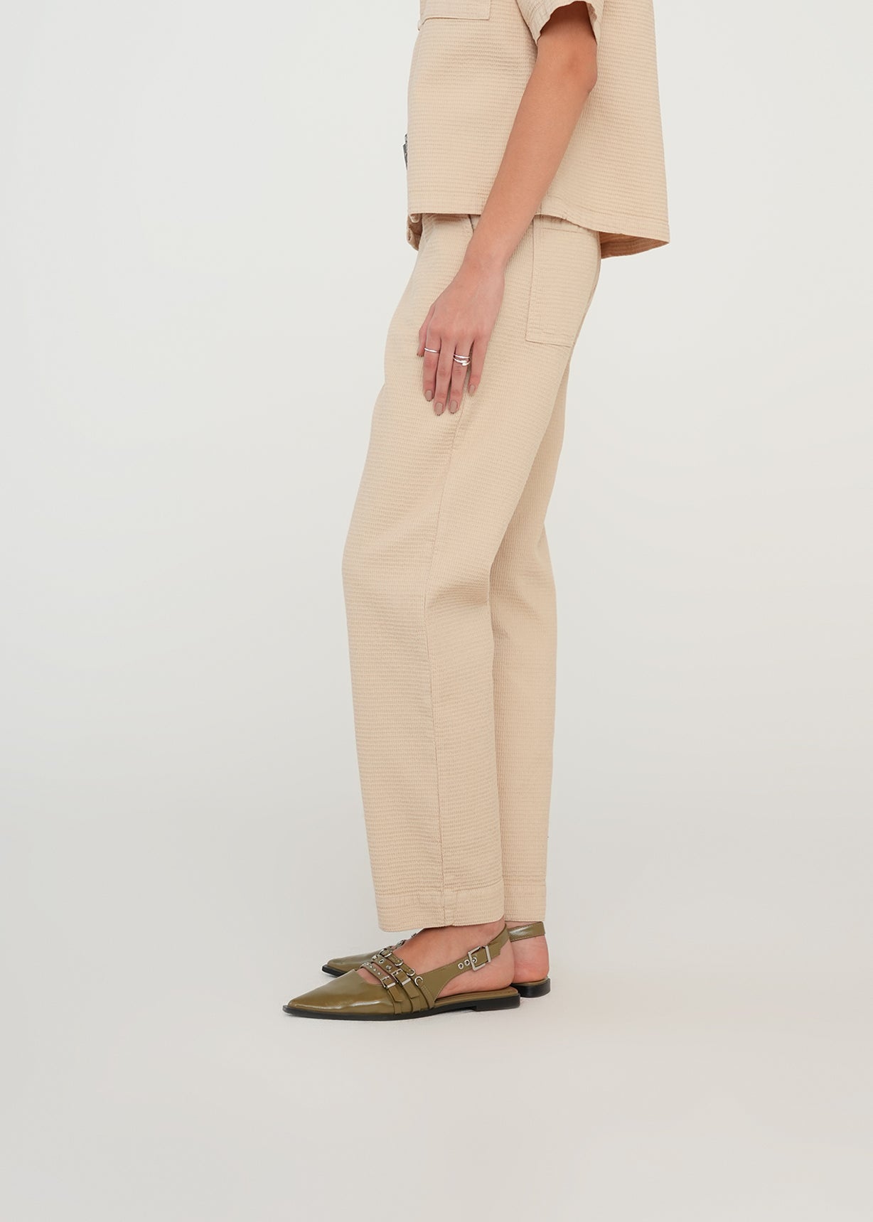 Pantalón Straight tiro medio - Beige 14_439G352_BEI151307_3